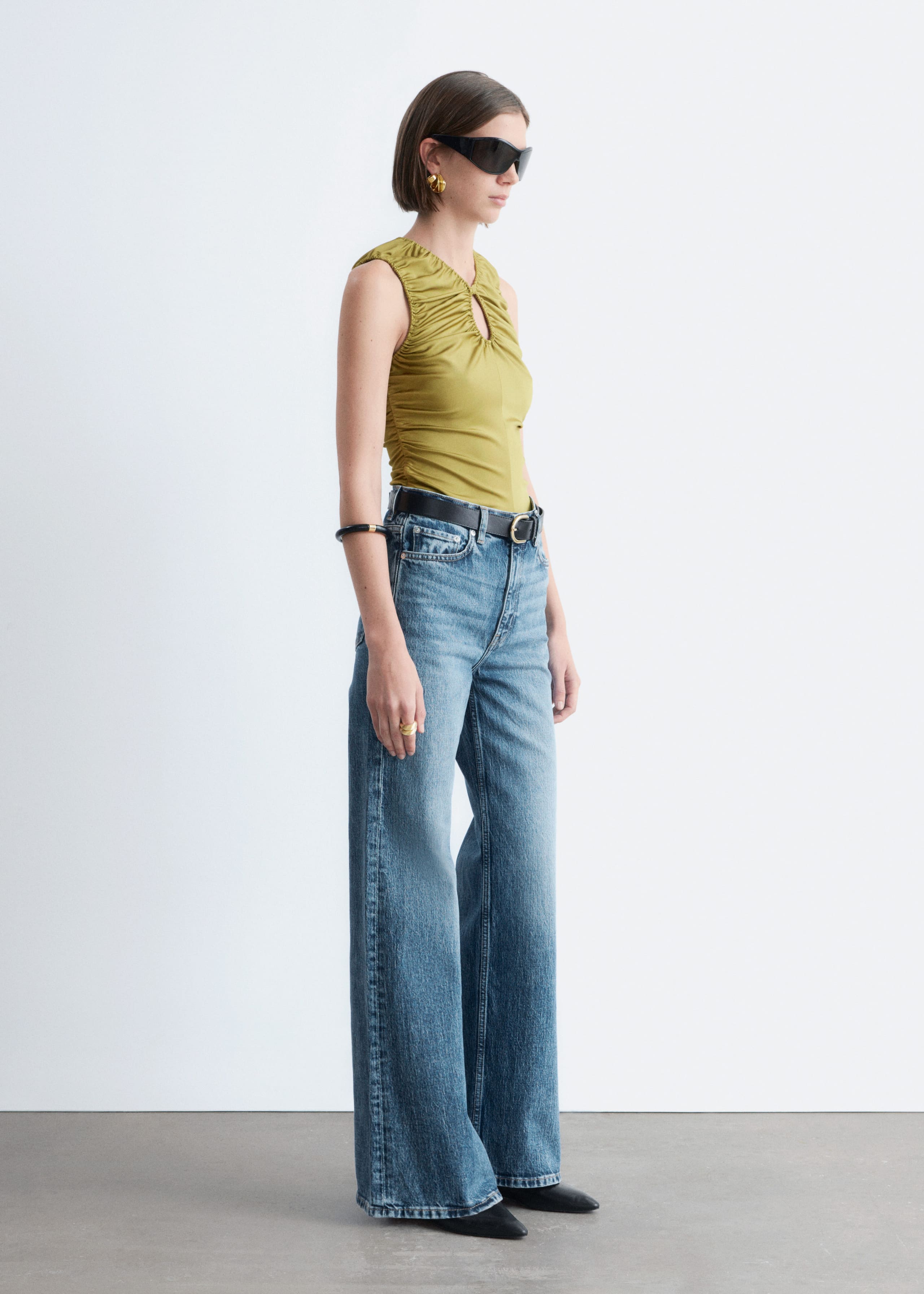 Image of Gerafftes Oberteil mit Schlüssellochdetail