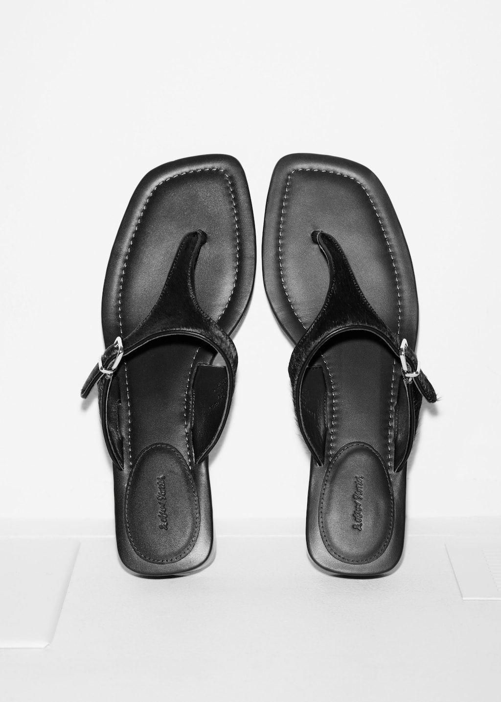 Chanclas de piel adornadas con hebillas - {{variantName}} - Detalle descriptivo