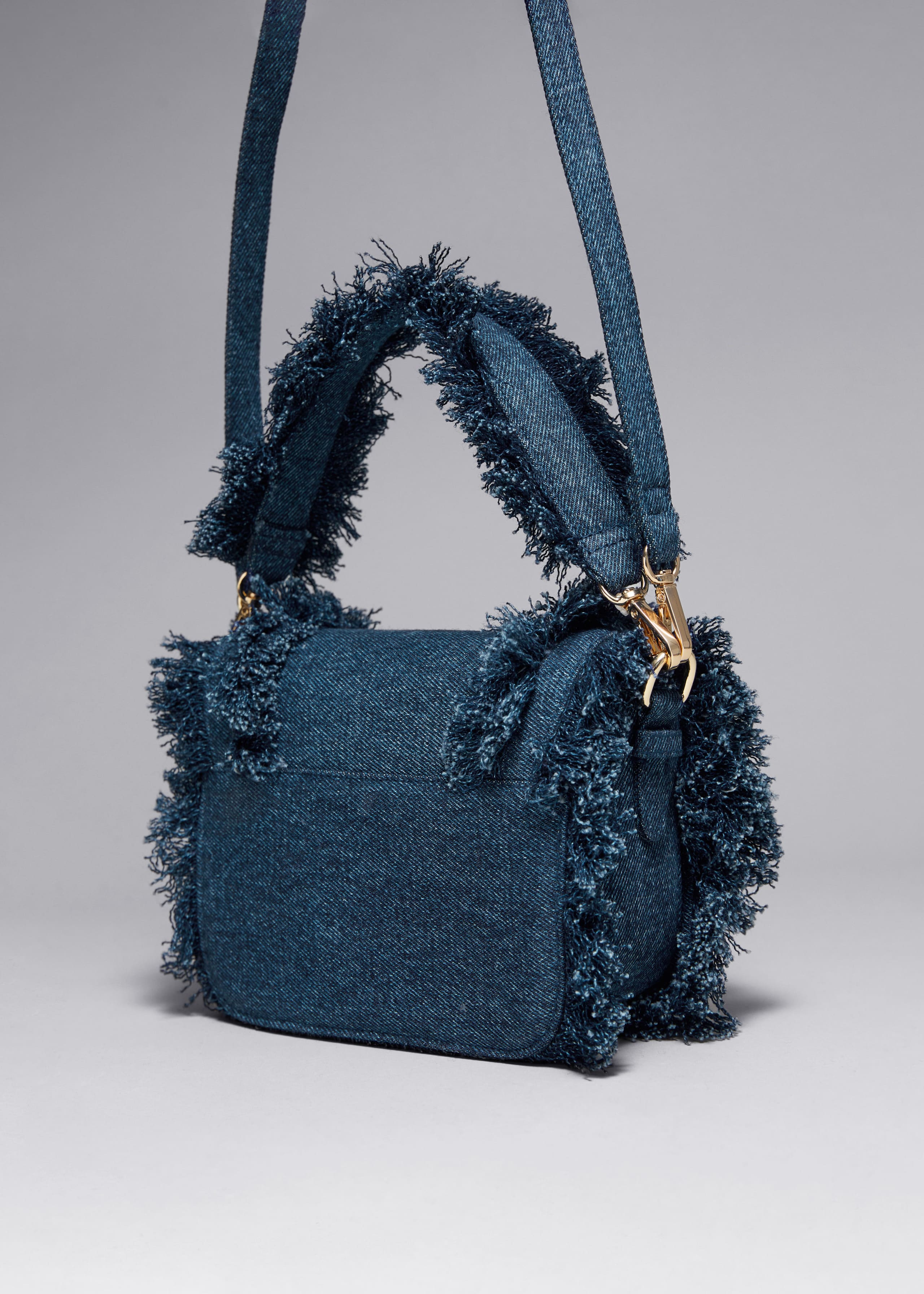 Jeanstasche mit Fransen - Indigo - Stillleben