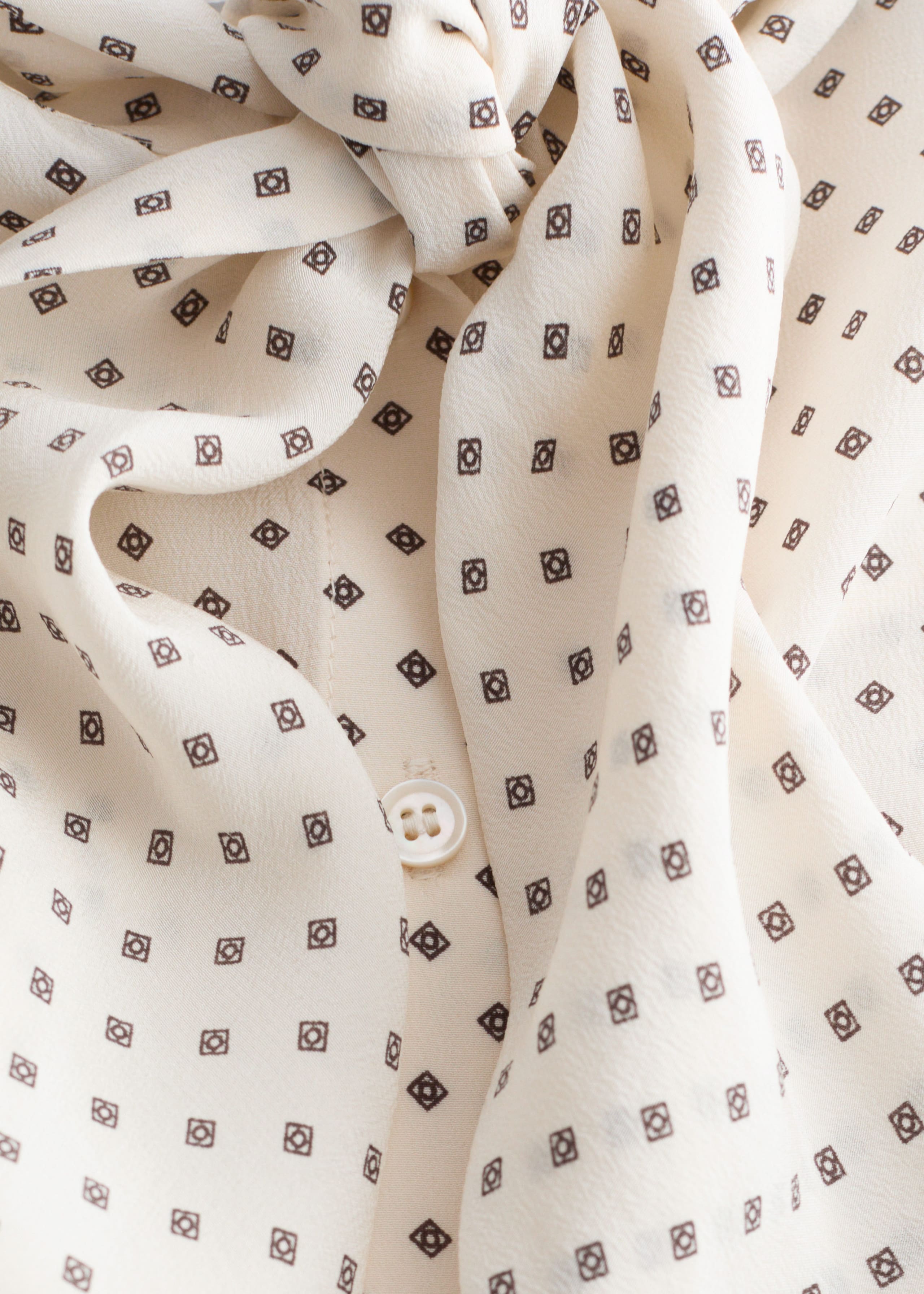 Image of Jedwabna bluzka z nadrukiem i wiązaniem przy szyi