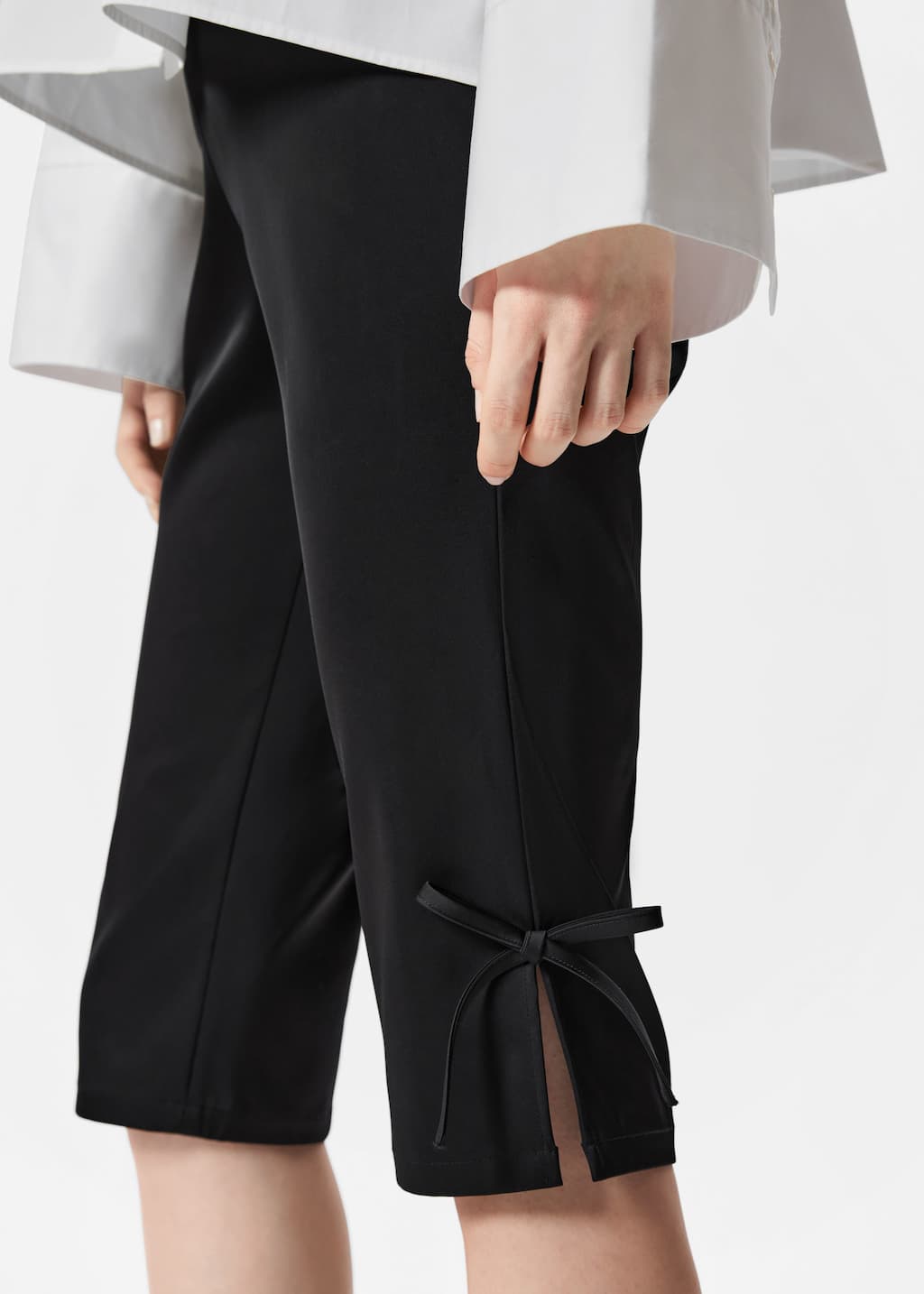 Pantalones capri con detalle de cintas - Negro - Lookbook