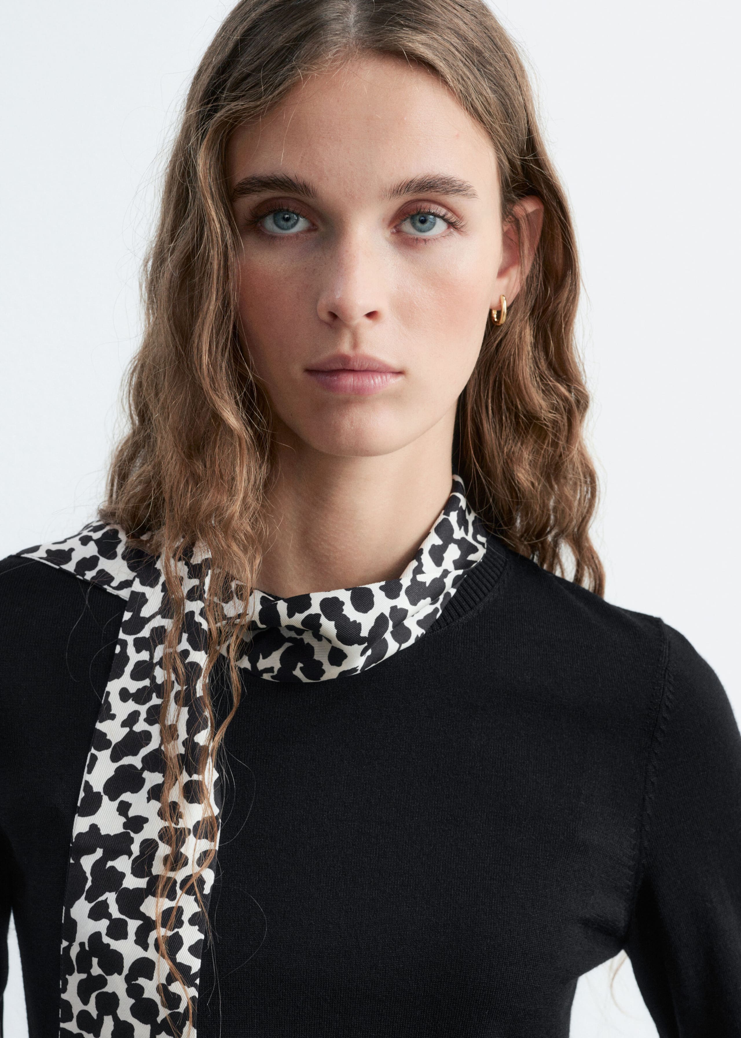 Wełniany sweter z jedwabnym kołnierzykiem – Czarny/Nadruk w panterkę – Lookbook