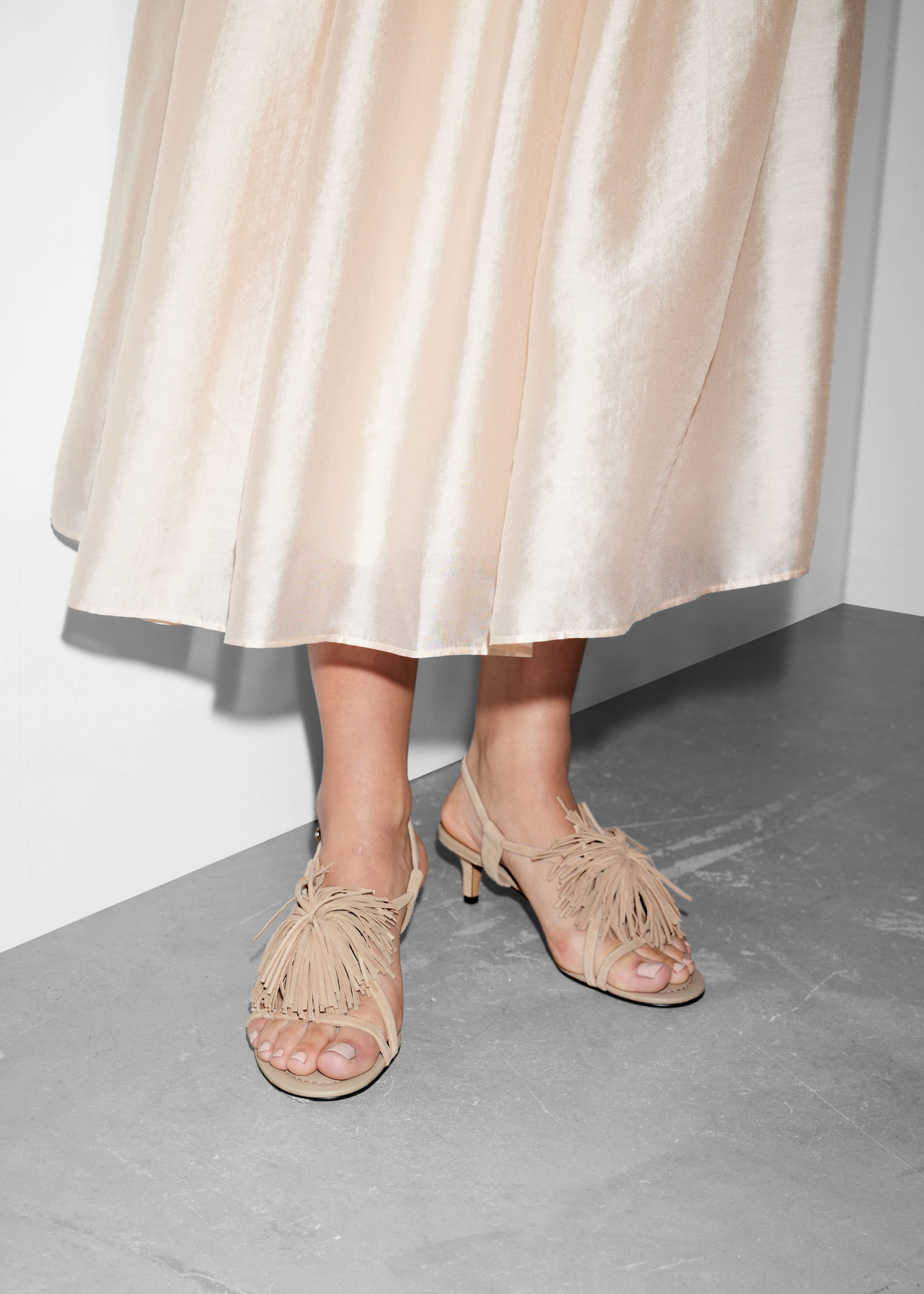 Vis større bilde: Lærsandaler med volanger - Beige semsket skinn - DAME | H&M NO 1