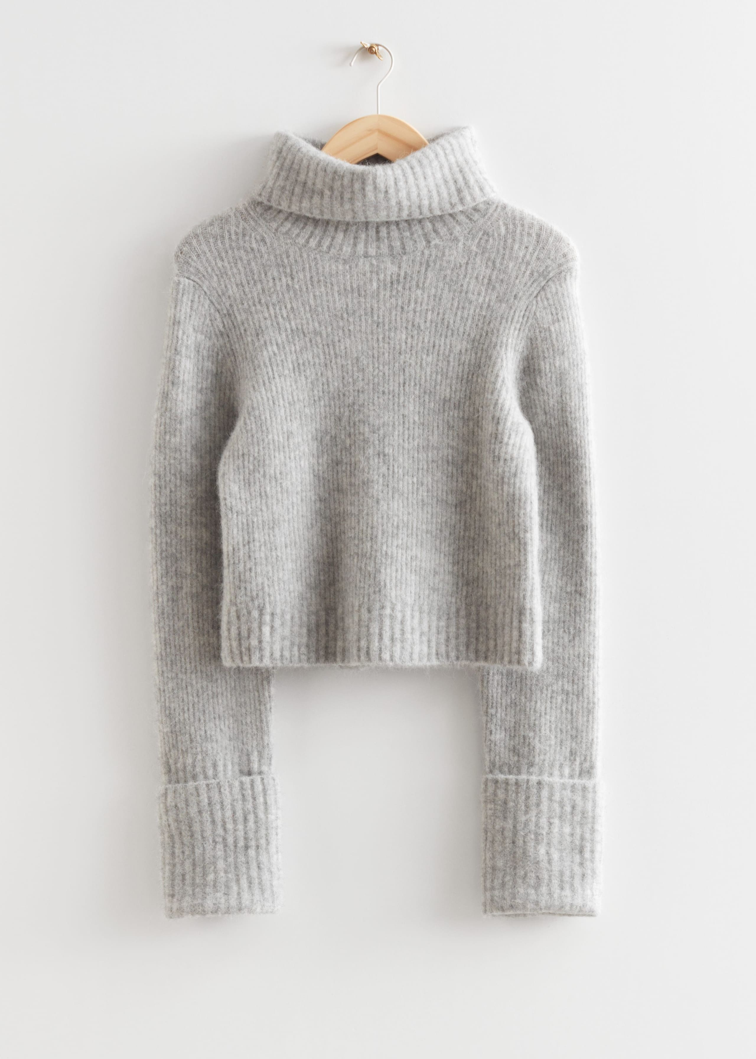 Stickad polotröja – Grå – stilleben