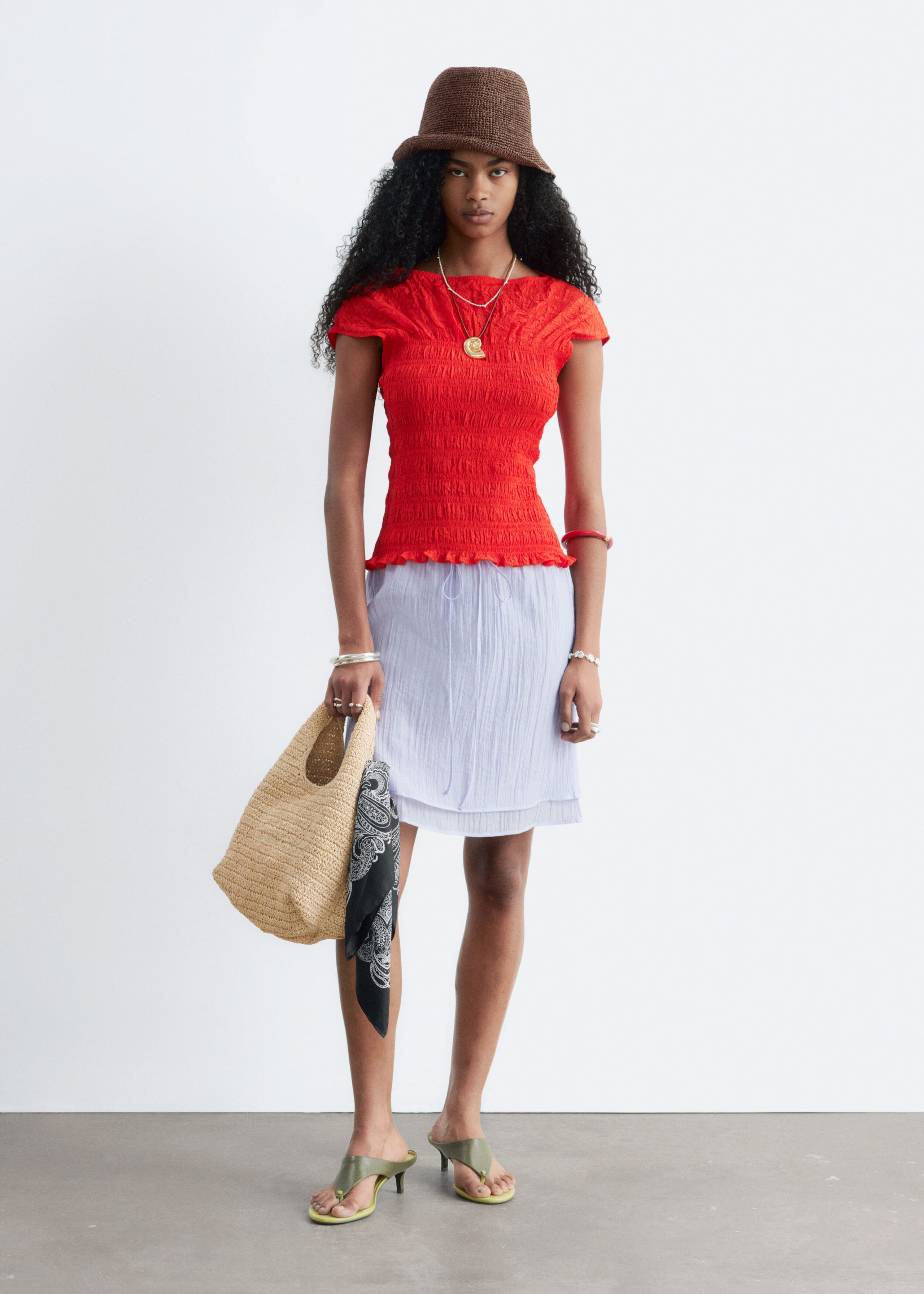 Gesmoktes Oberteil mit U-Boot-Ausschnitt - Beige/Gestreift - Lookbook