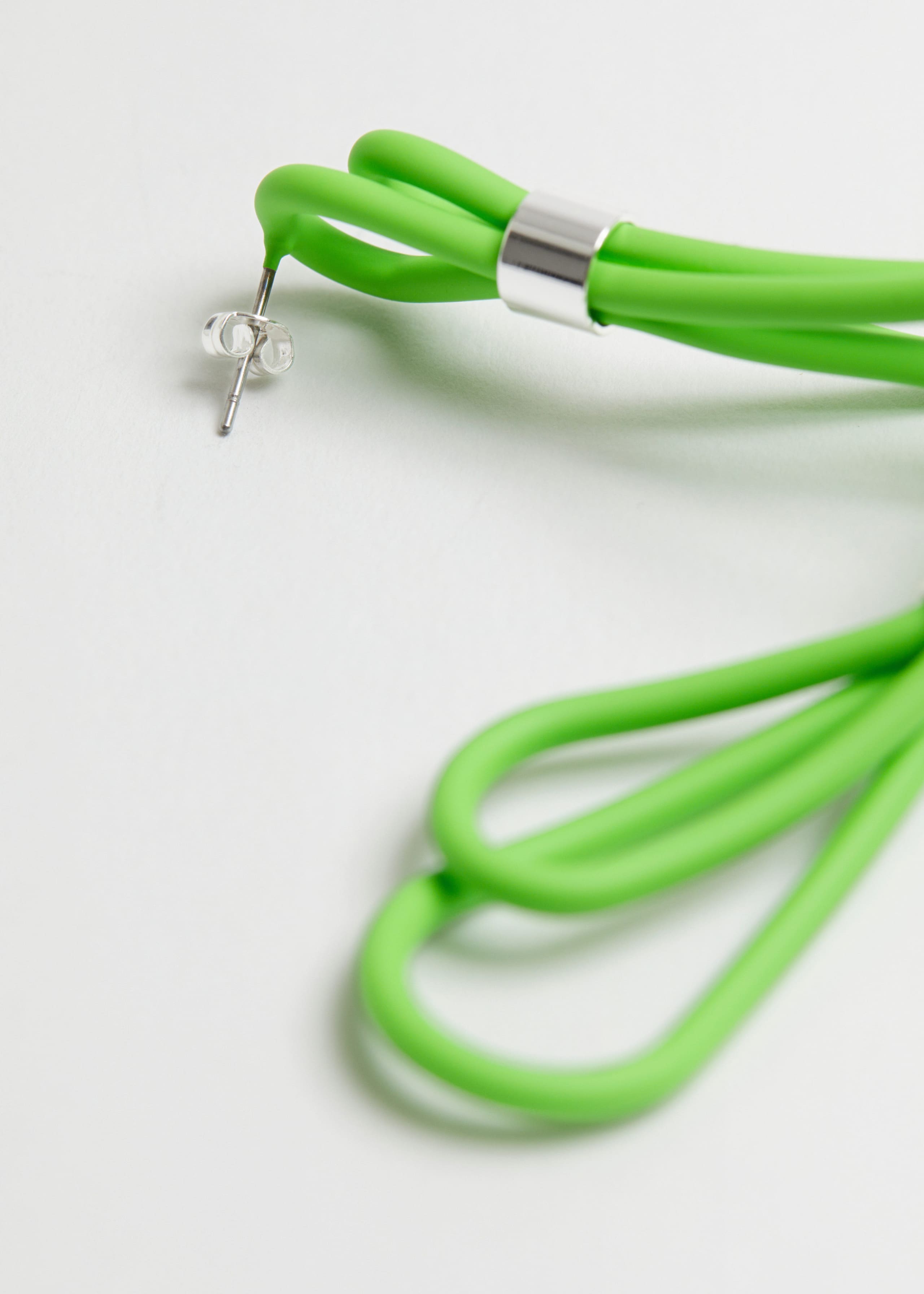 Gewundene Ohrringe in Drahtoptik - {{variantName}} - Beschreibendes Detail