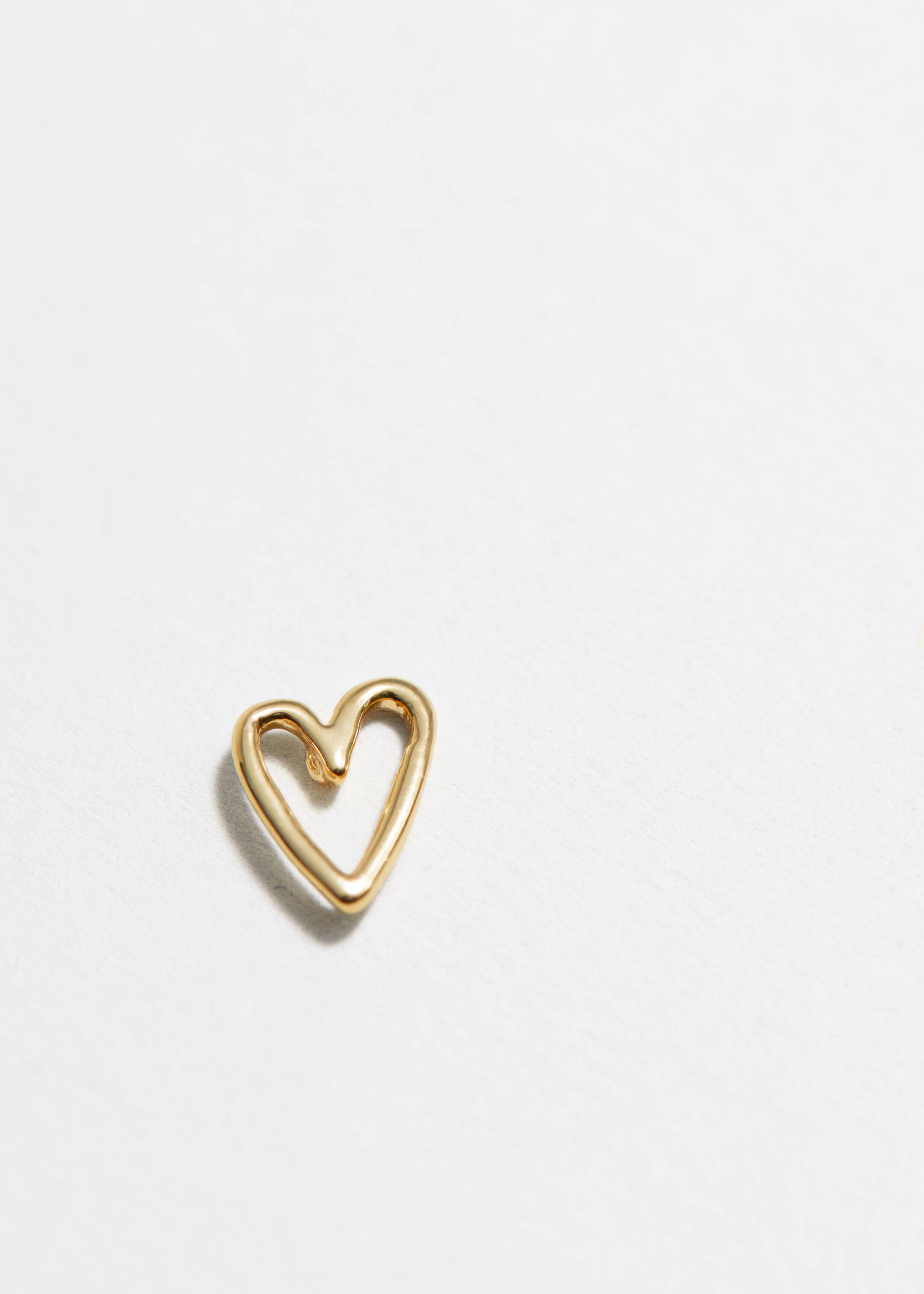 Visualizza immagine più grande: Un ciondolo a forma di cuore dorato giace piatto, caratterizzato da una superficie liscia e arrotondata e un design organico e aperto.