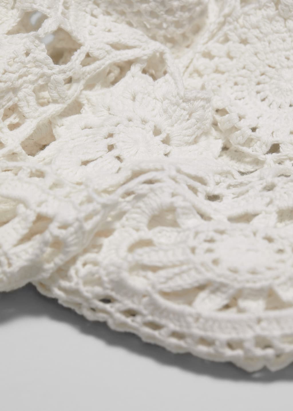 Vestido midi asimétrico de ganchillo - {{variantName}} - Detalle descriptivo