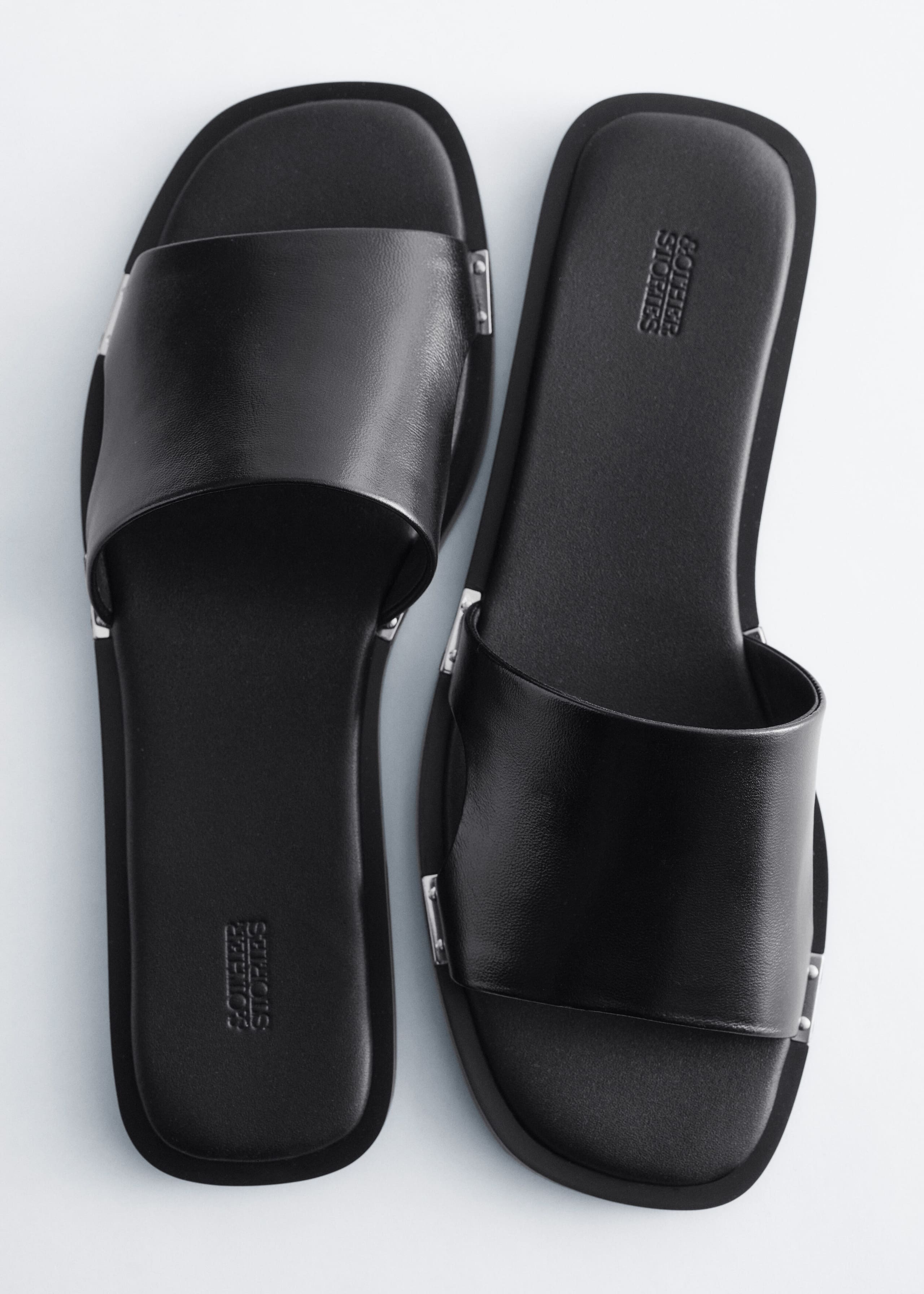 Image of Sandali in pelle con dettagli in metallo