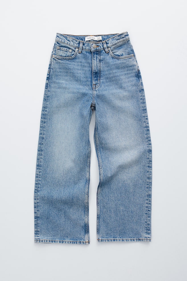 Verkürzte Jeans mit weitem Bein - Hellblau/Mittelblau/Weiß/Mittelblau - 1