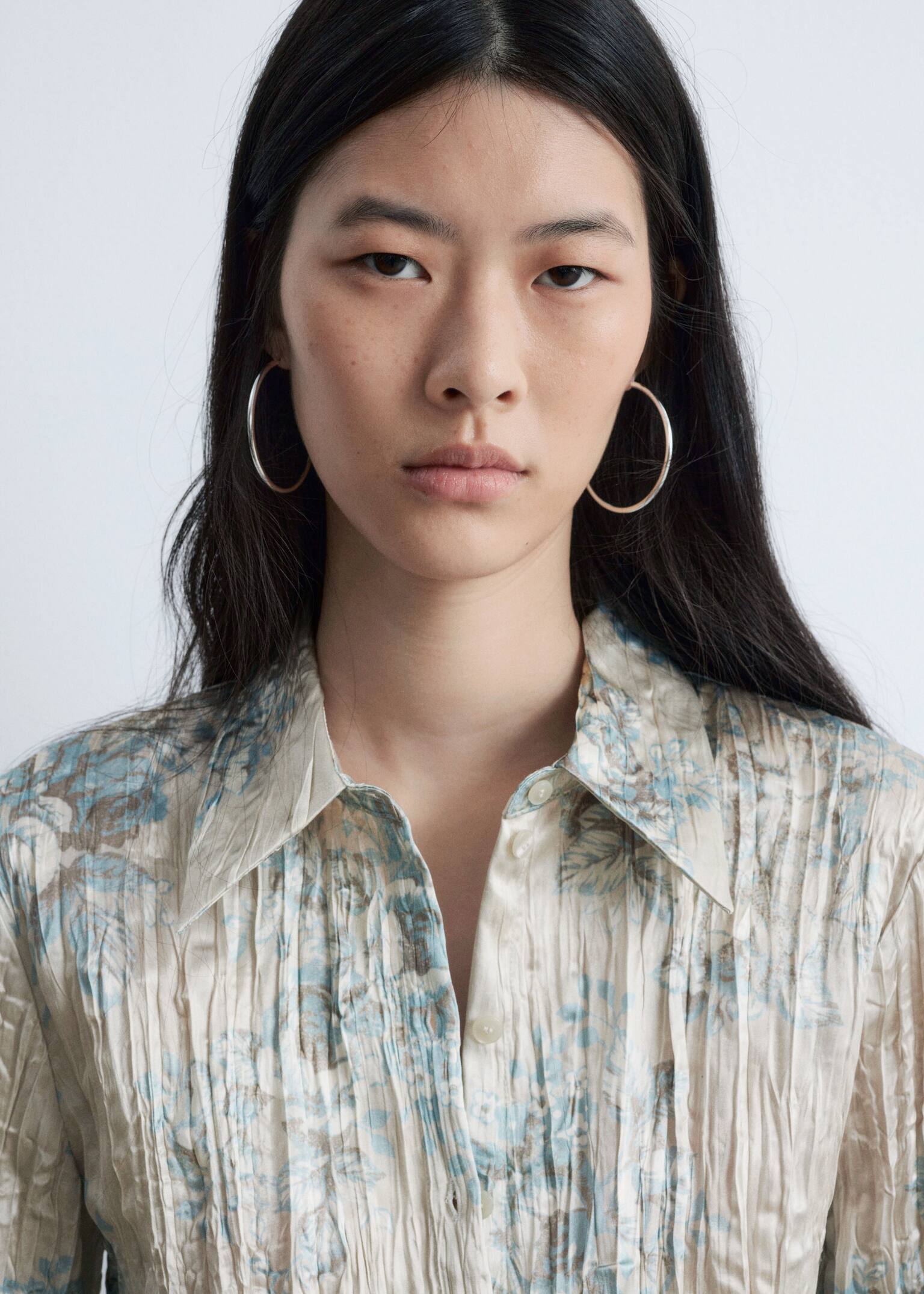 Skjorte i crêpe-stof med bindebælte - Lysegrå blomstret - 3