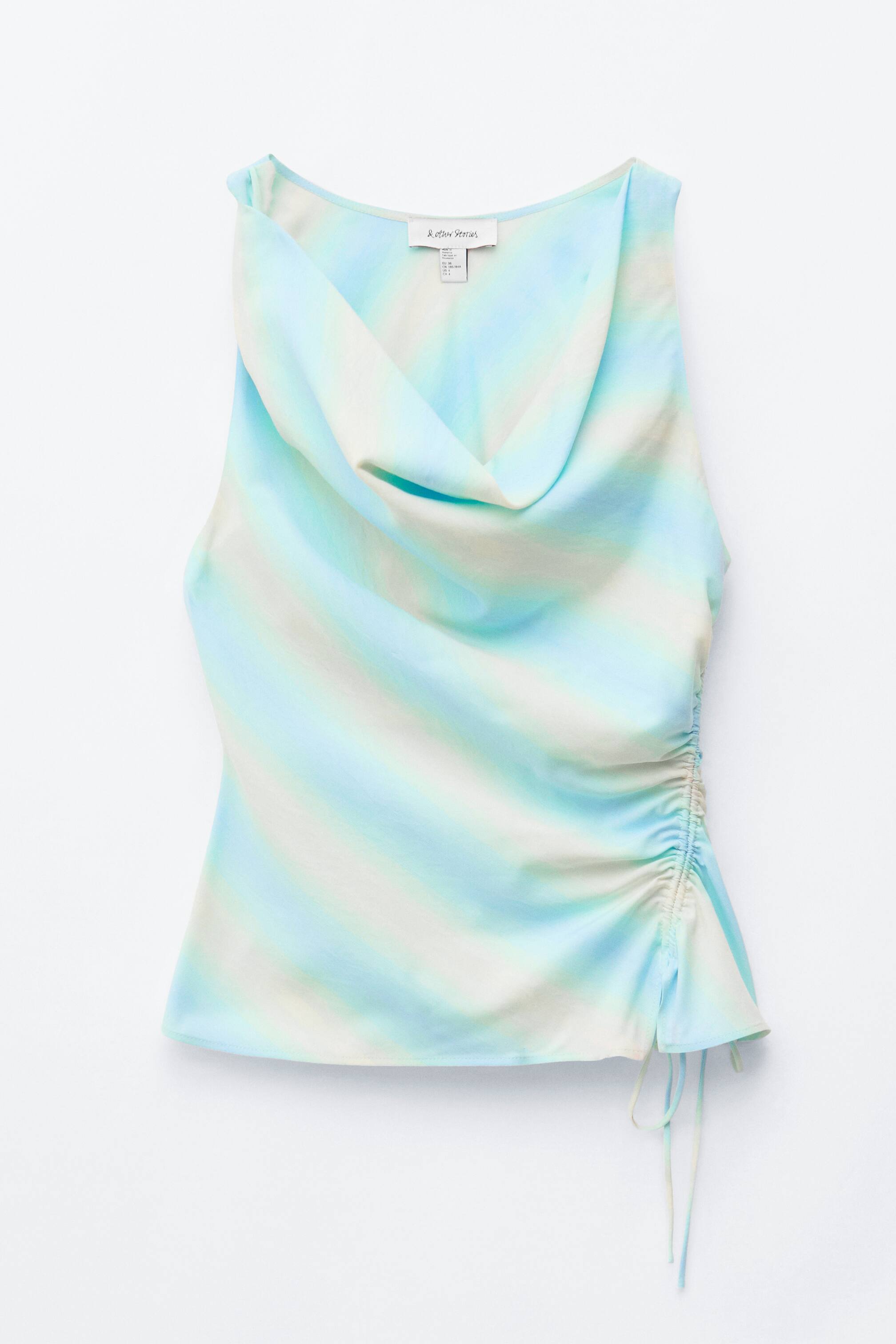 Ver imagem maior: O top sem mangas apresenta um decote drapeado suave e faixas em tons de aguarela de azul-claro, branco e verde-pálido. Um detalhe de franzido com cordão cria pregas ao longo do lado direito, com laços pendentes visíveis na parte inferior. O top é apresentado de frente.
