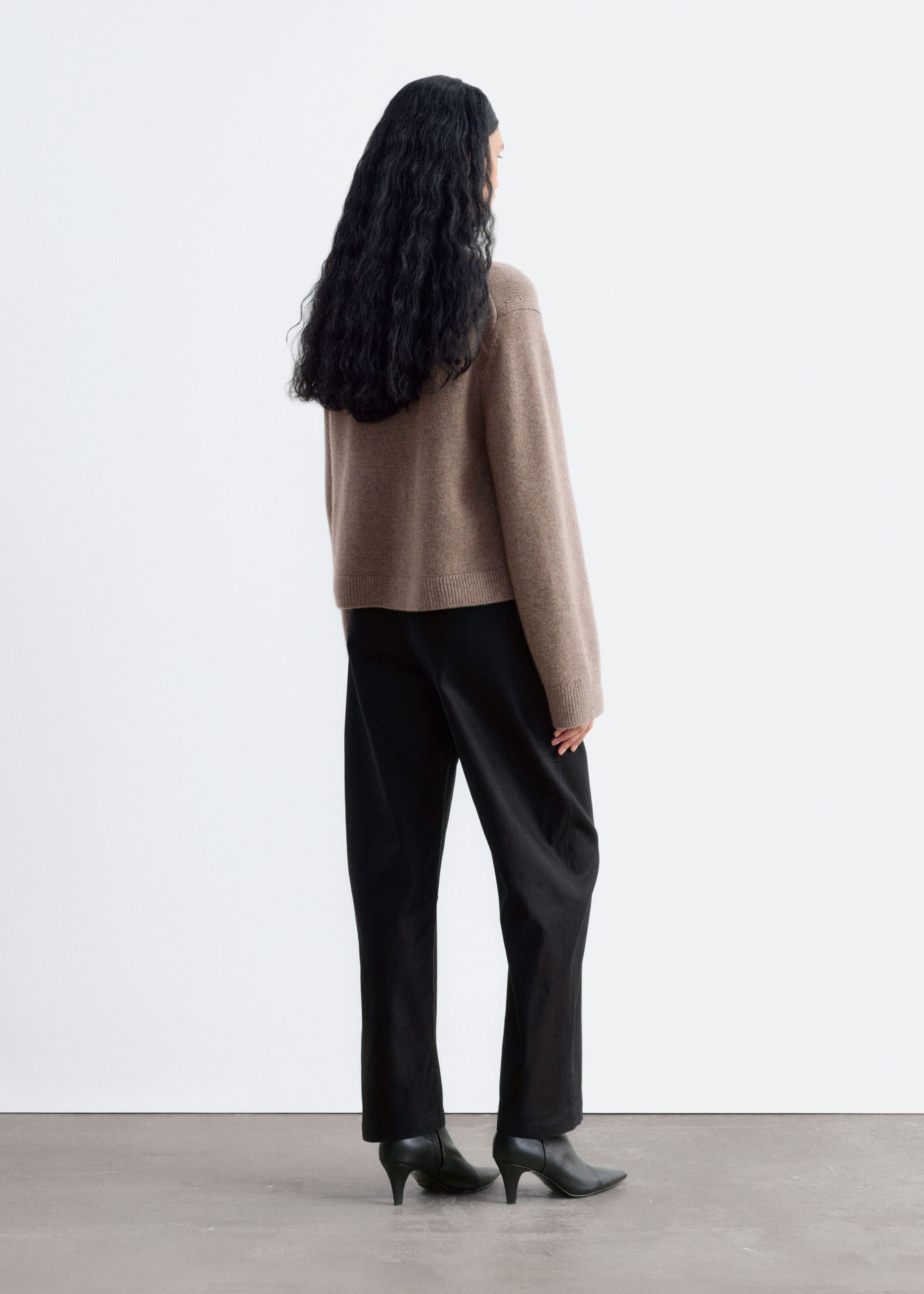 Woll-Kaschmirpullover mit Stehkragen - Dunkles Graubraun - Lookbook