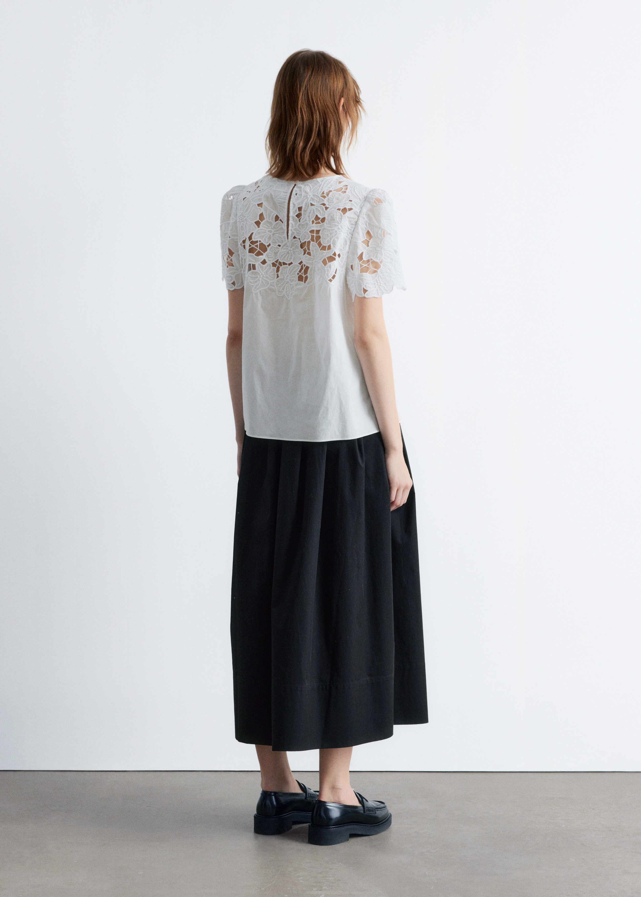 Image of Blusa de manga corta con bordado floral