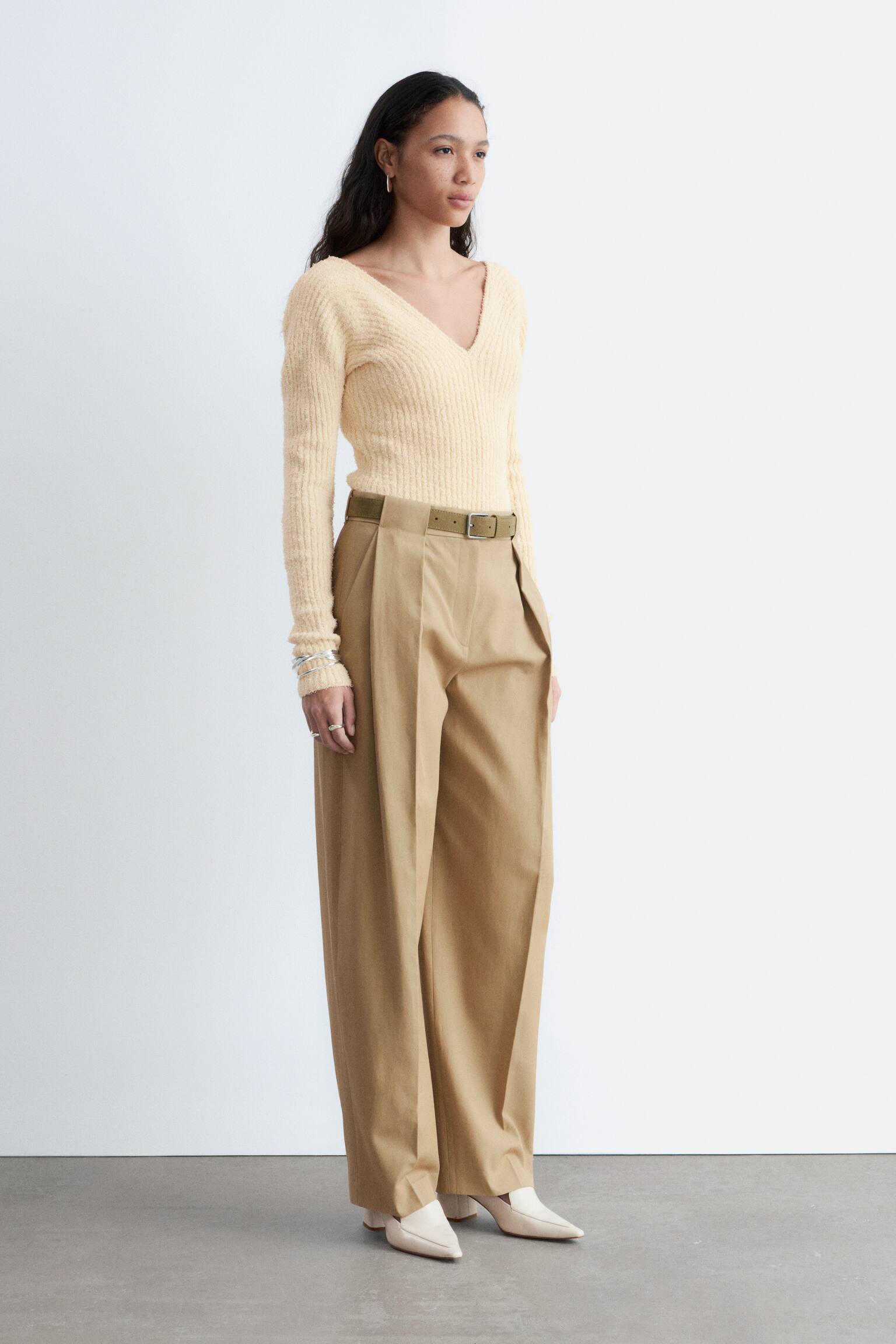 Maglia a coste con scollo a V - Giallo burro - 6