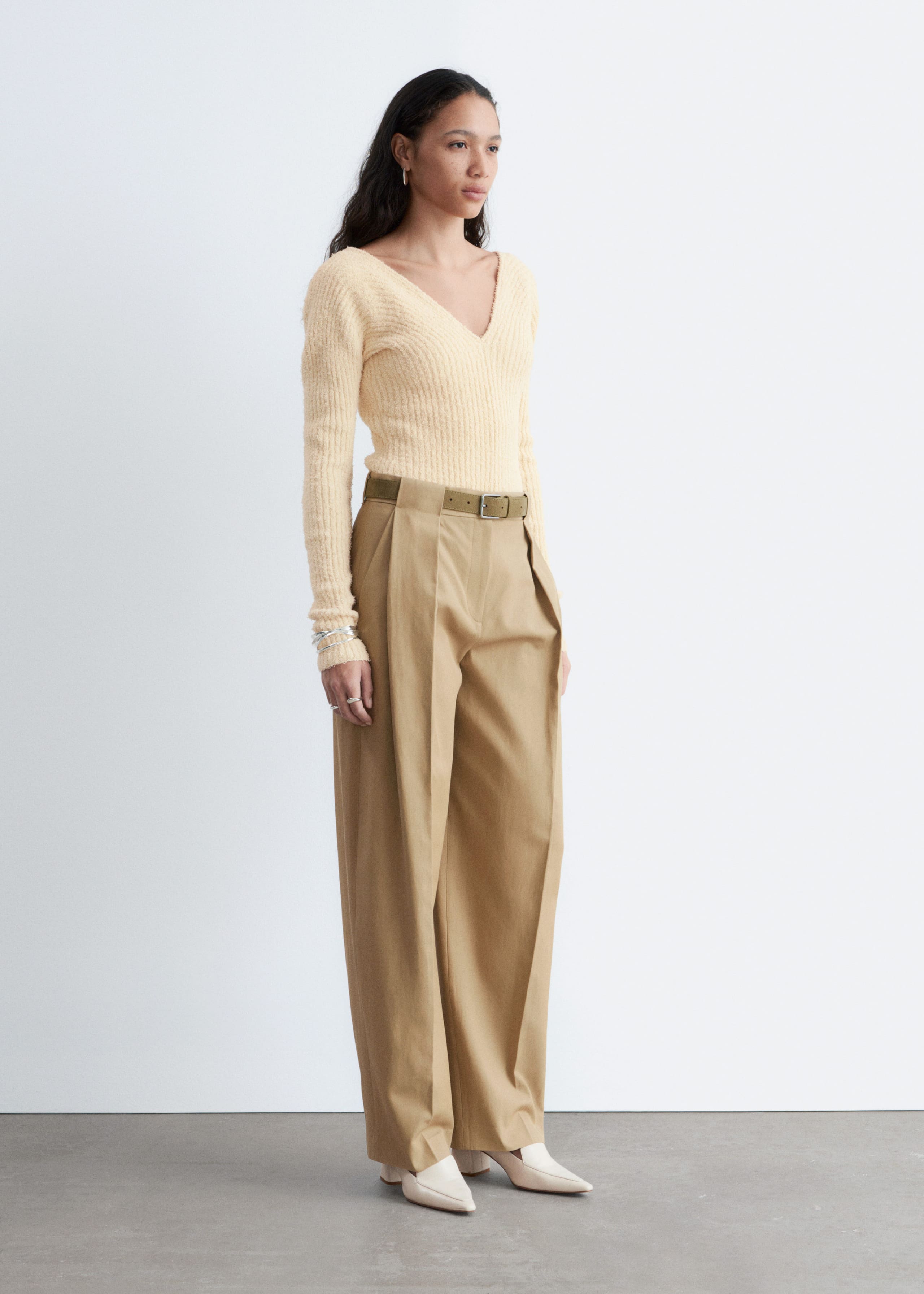 Image of Ribbstickad topp med v-ringning