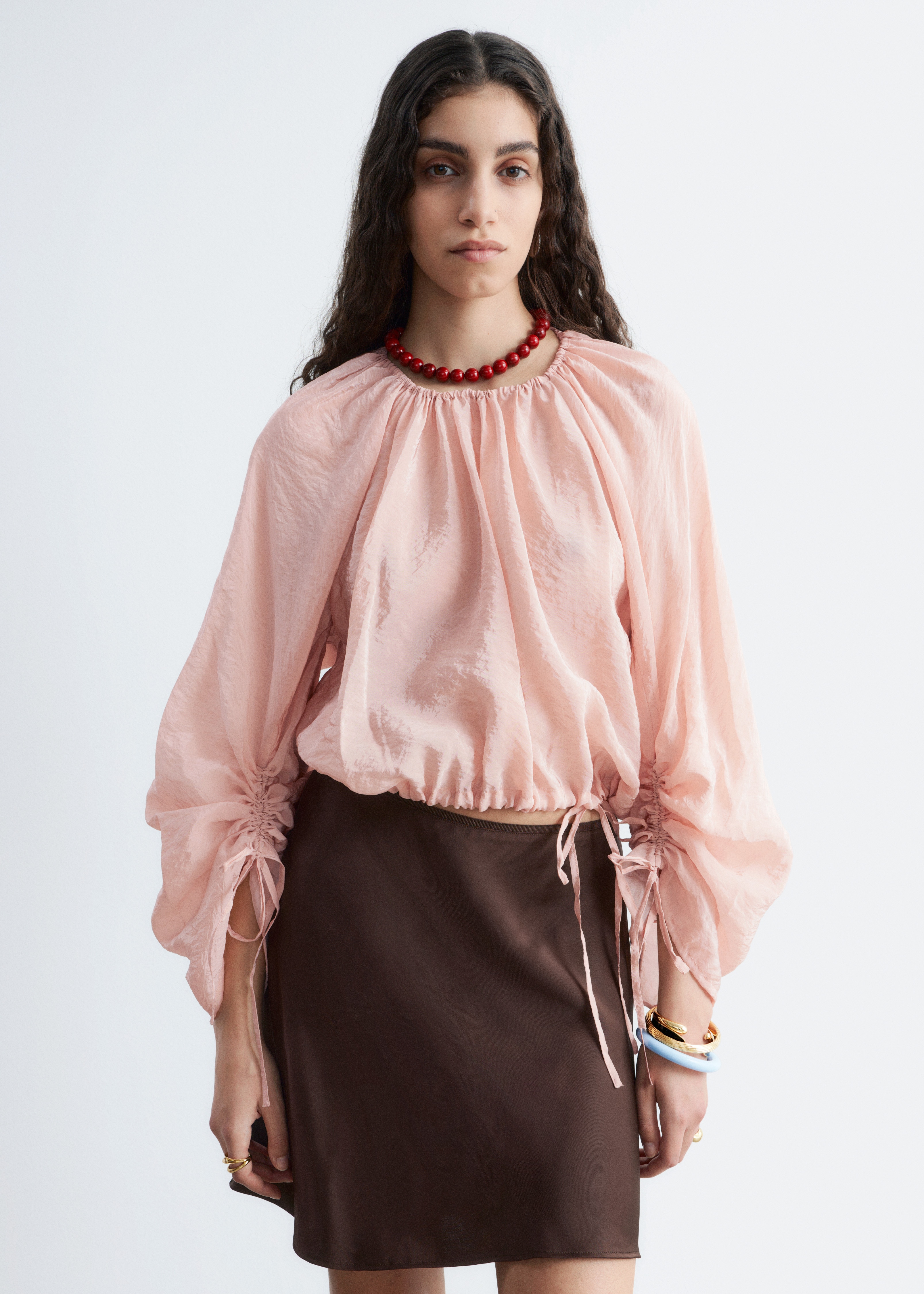 Voluminös blus med knytband - Rosabeige