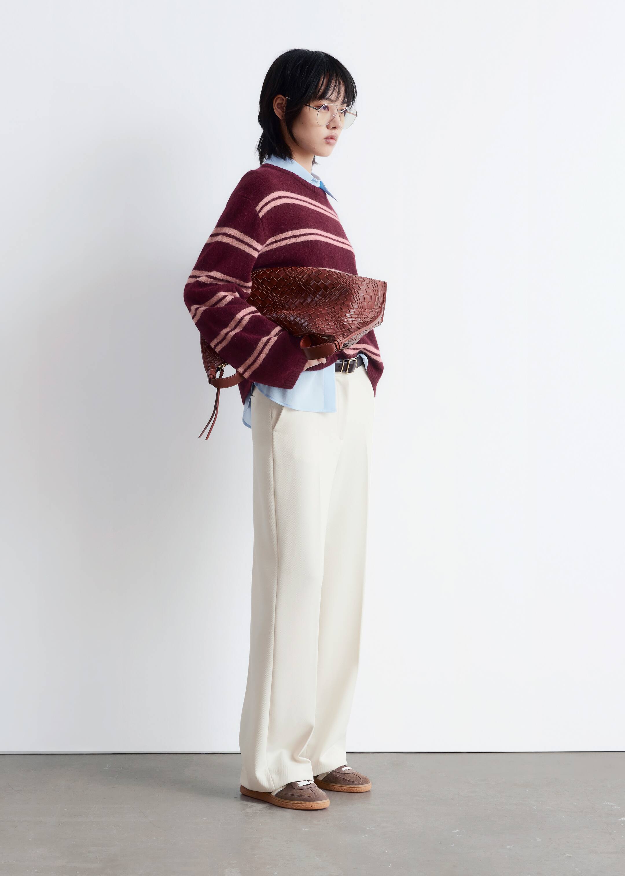Visa större bild: Wide Press-Crease Trousers - Crèmevit - DAM | H&M SE 4