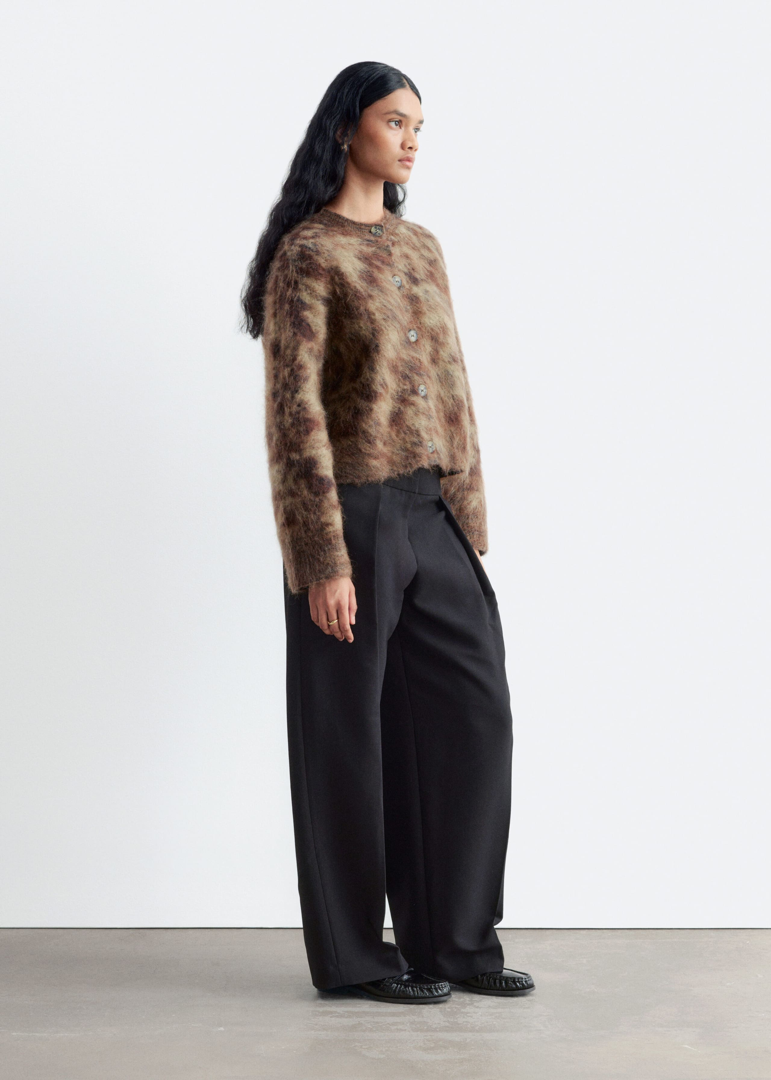 Cardigan i mohairblandning – mörkbeige – lookbook
