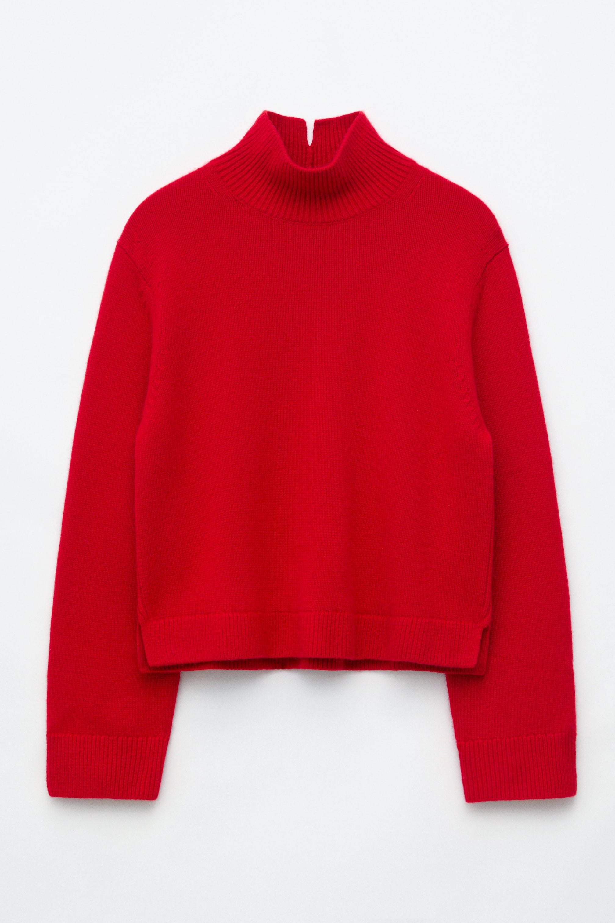 Visualizza immagine più grande: Il pullover rosso in lana e cashmere con collo finto è rivolto frontalmente, mettendo in risalto il collo finto a coste con una piccola apertura sul retro del colletto. Presenta una vestibilità rilassata con maniche lunghe, polsini a coste e fondo a coste con sottili spacchetti laterali.