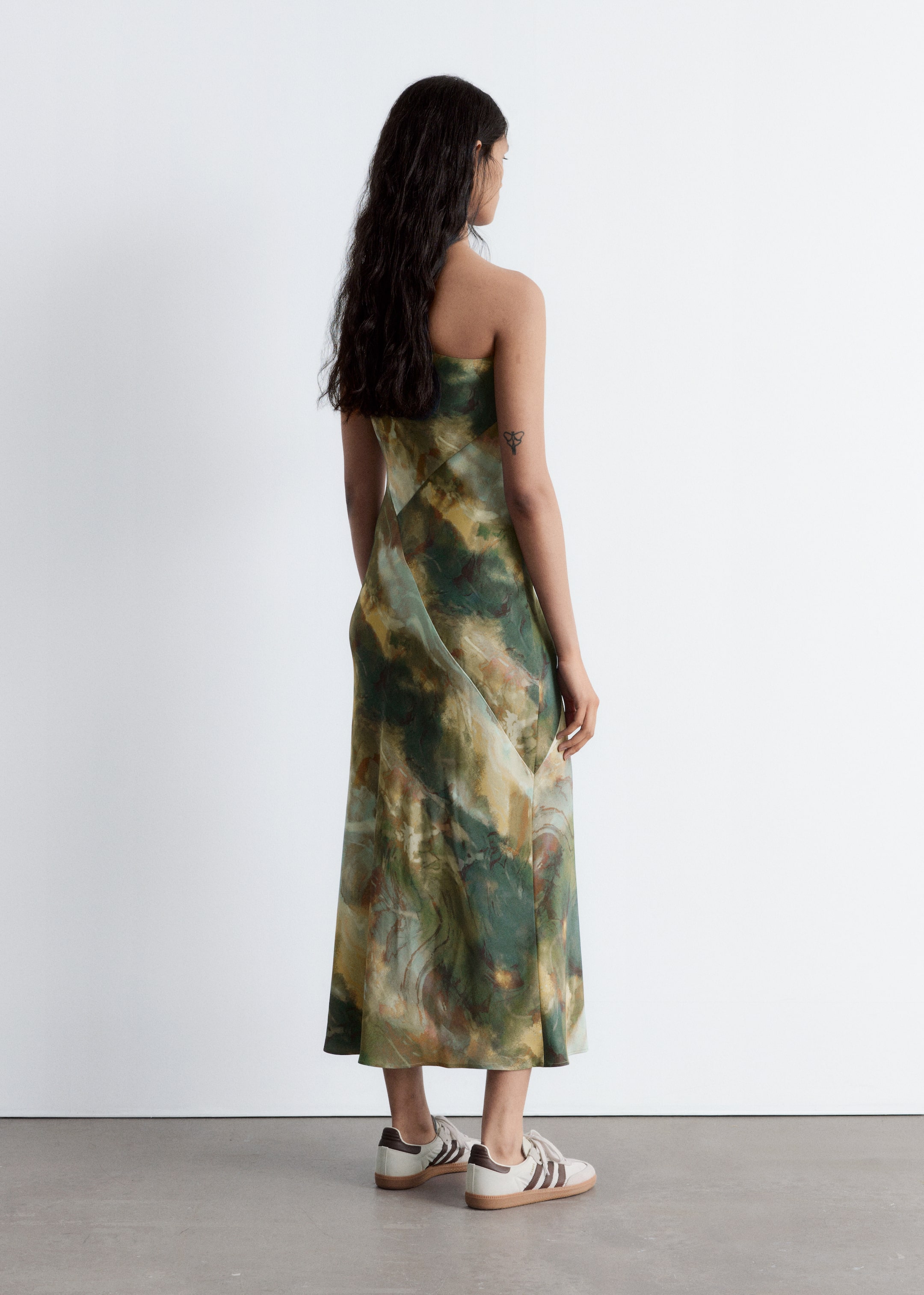 Visa större bild: Midilång one shoulder-klänning i satin - Abstrakt mönster - DAM | H&M SE 5