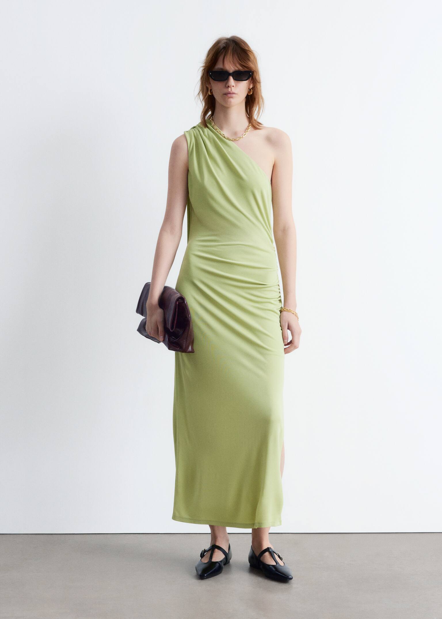 Vestido midi con detalle de pañuelo en un hombro - Verde claro