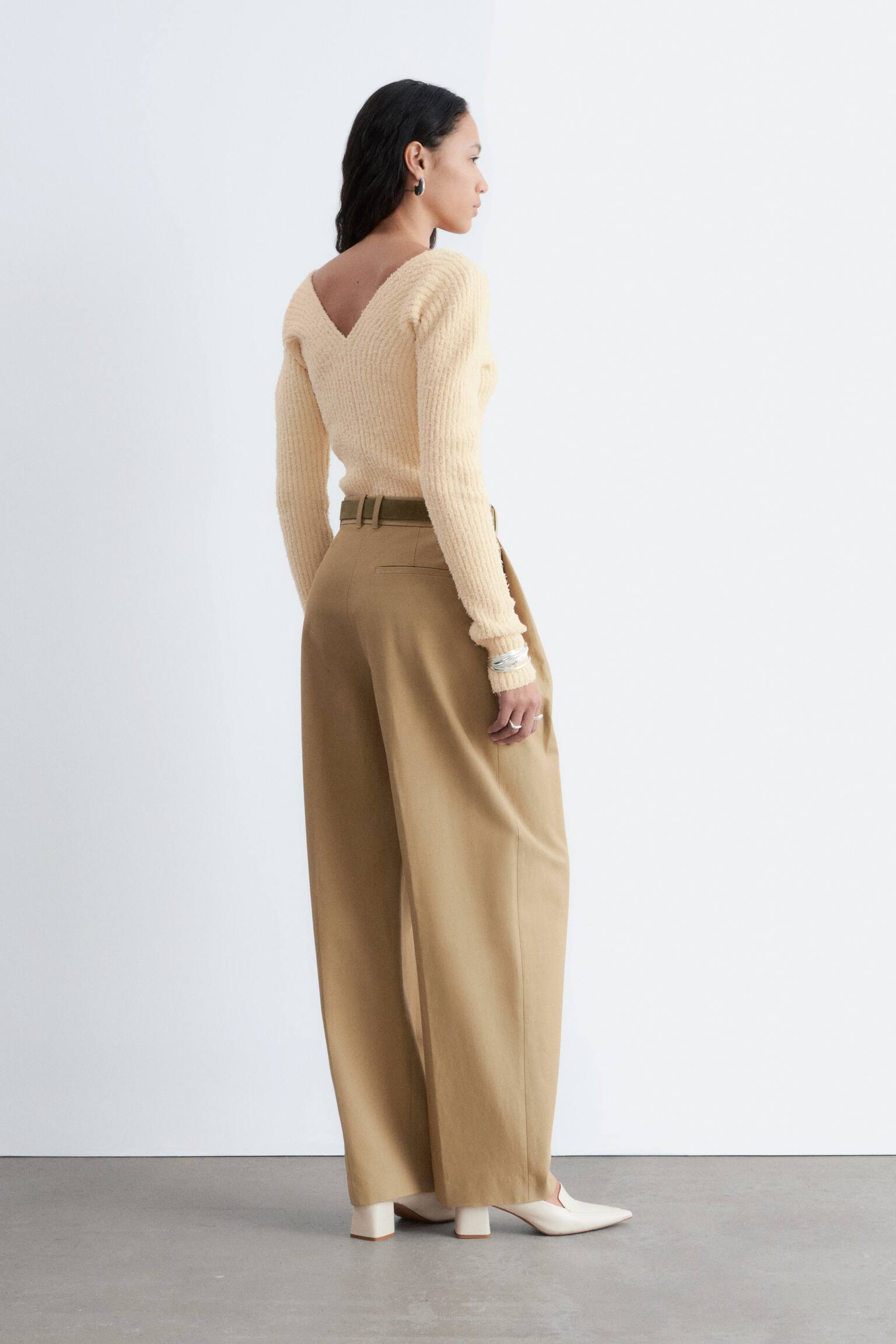 Maglia a coste con scollo a V - Giallo burro - 5