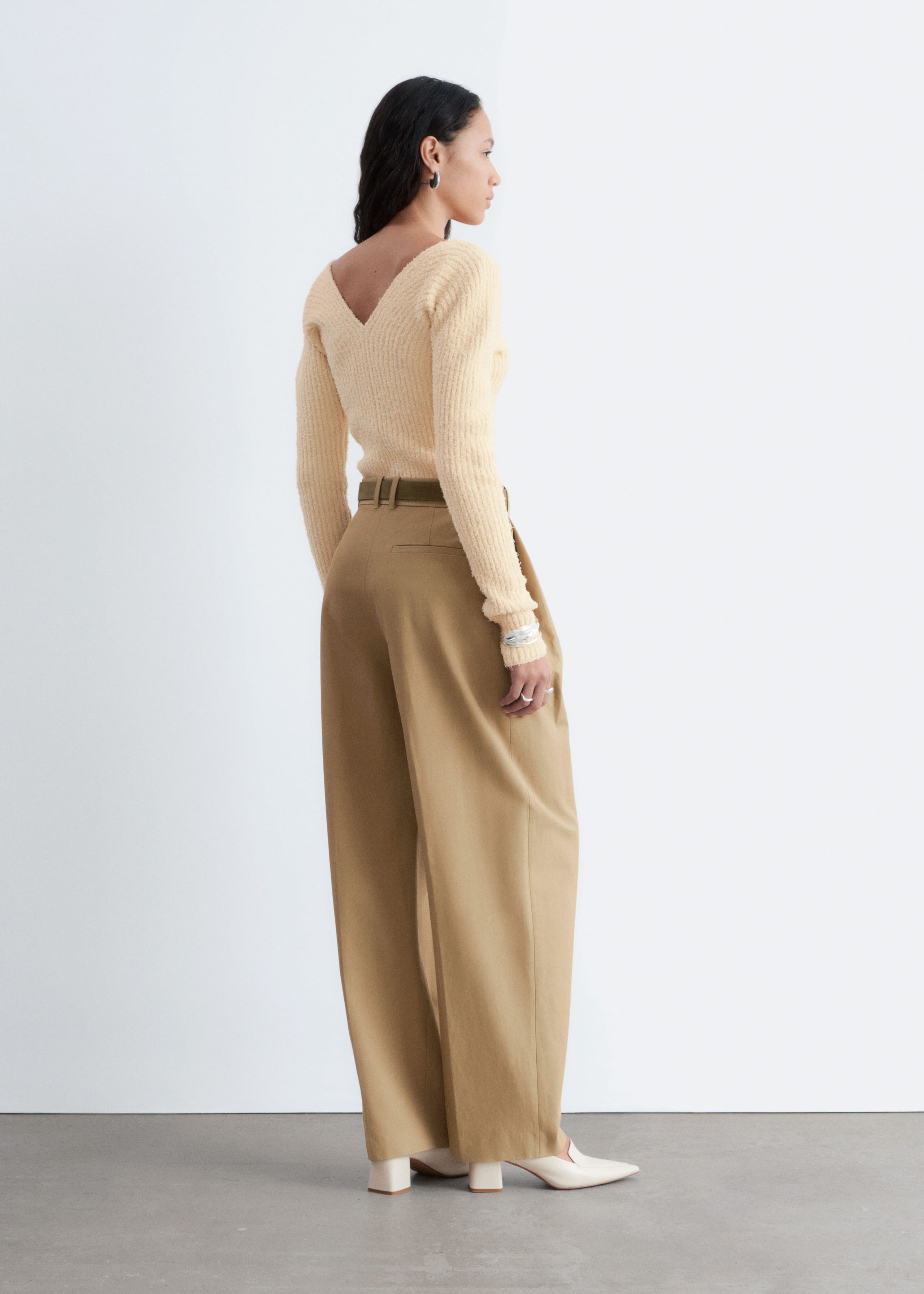 Image of Ribbstickad topp med v-ringning