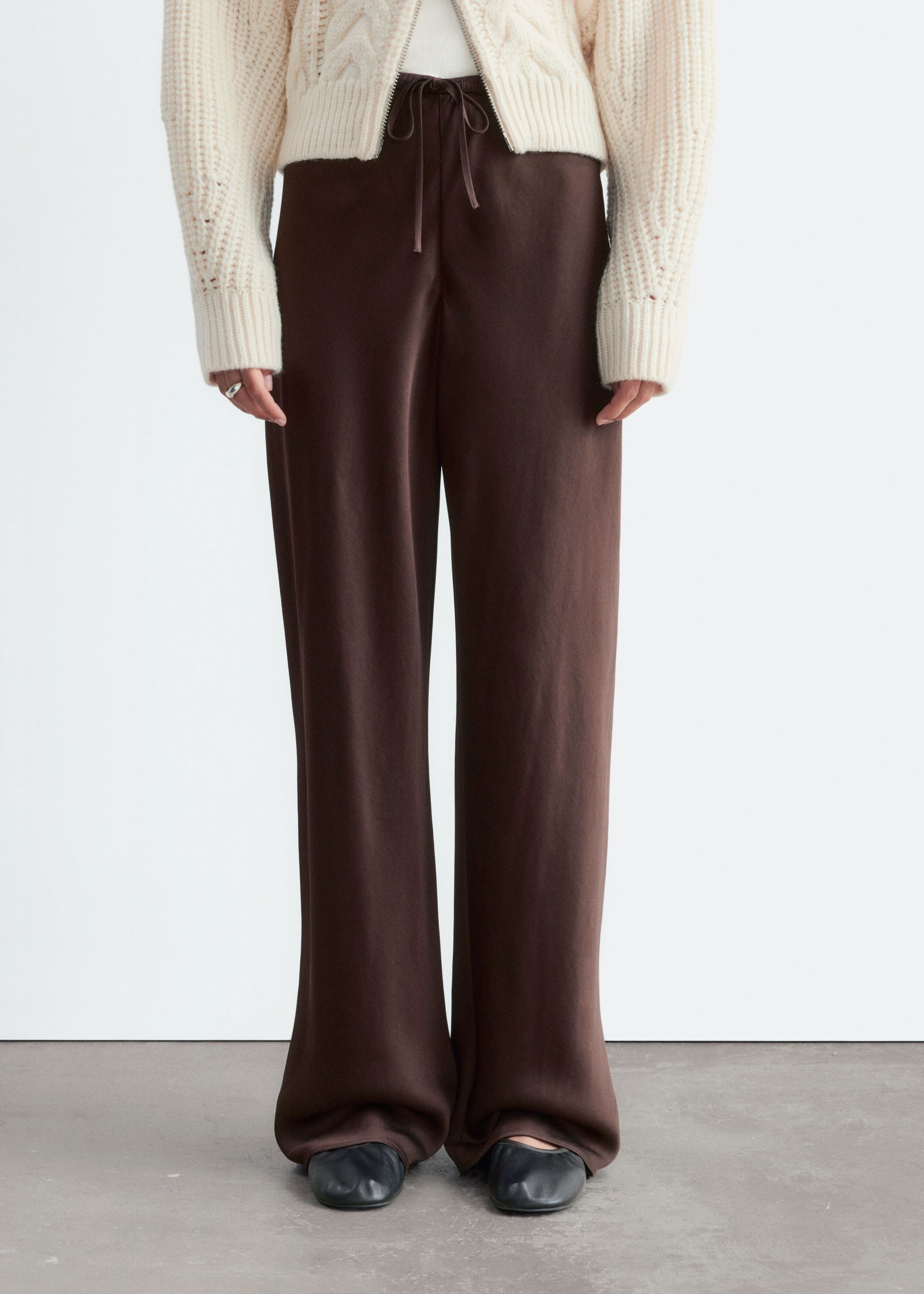 Satynowe spodnie – Ciemnobrązowy – Lookbook