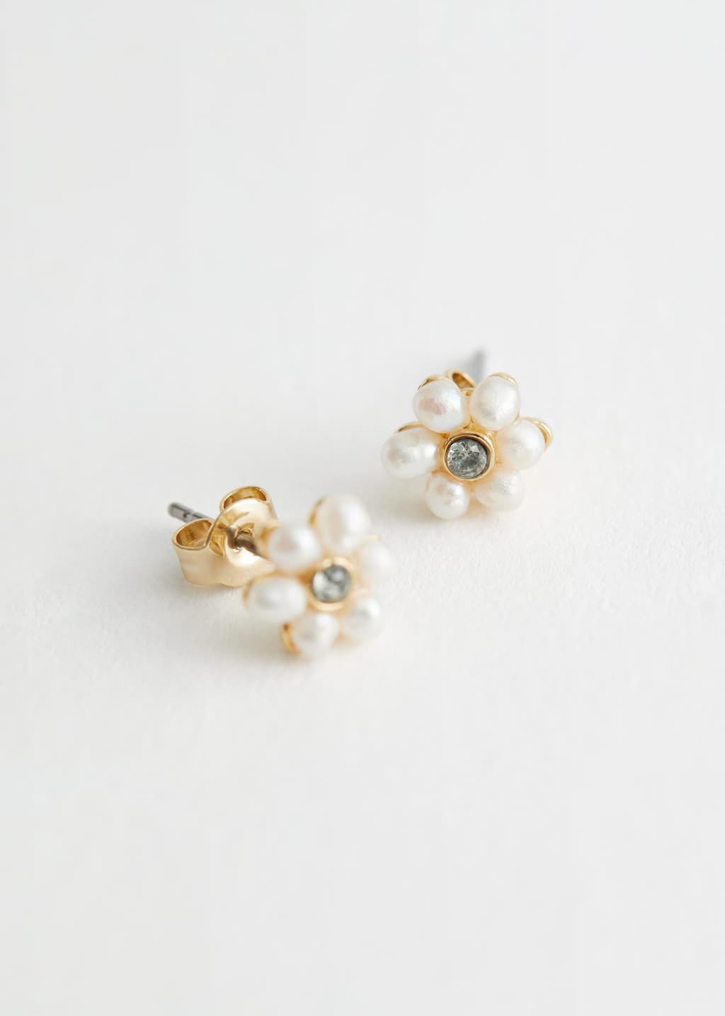 Ohrstecker mit floralem Perlendesign und Strass - Gold - Stillleben
