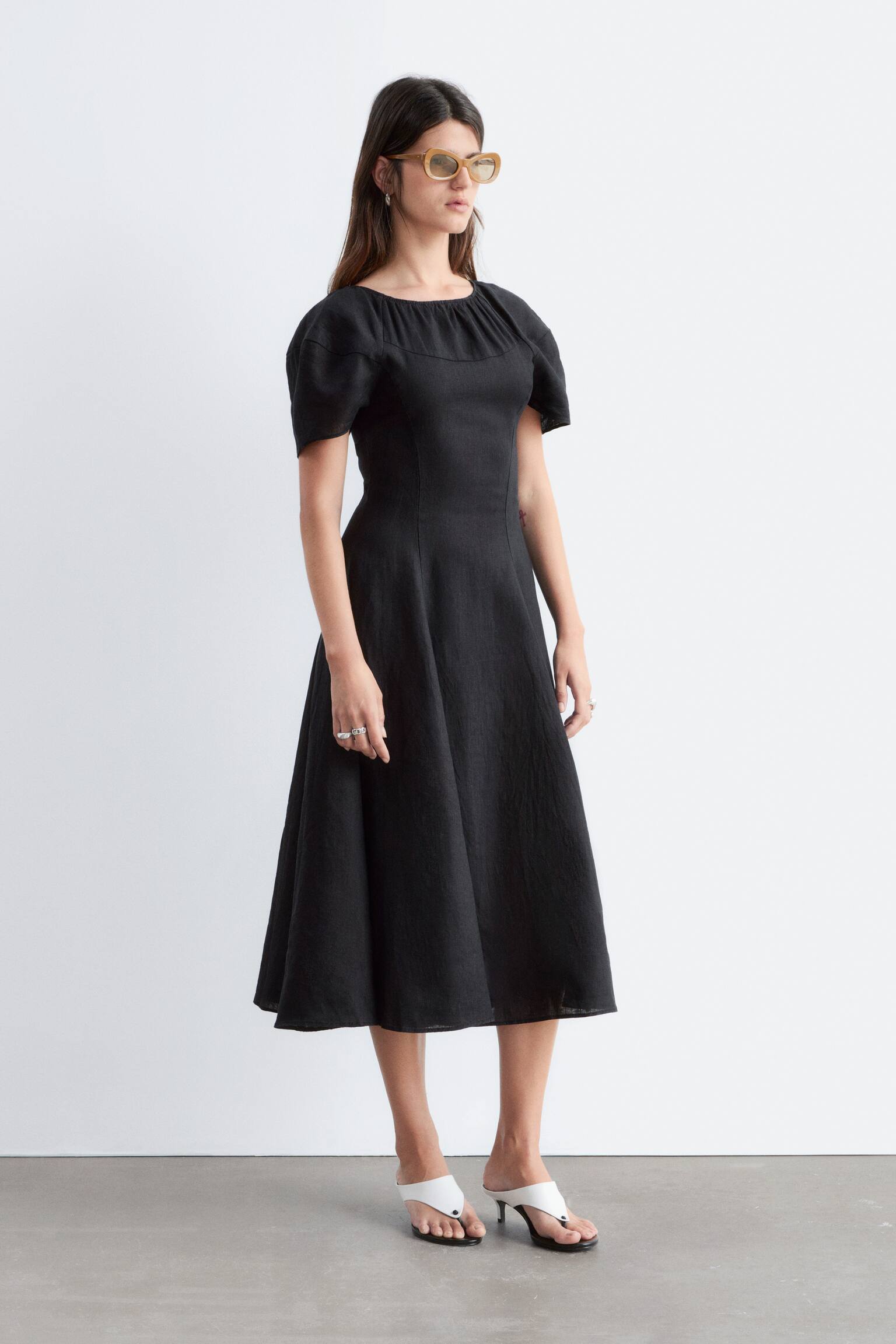 Ausgestelltes Midikleid aus Leinen - Schwarz - 7