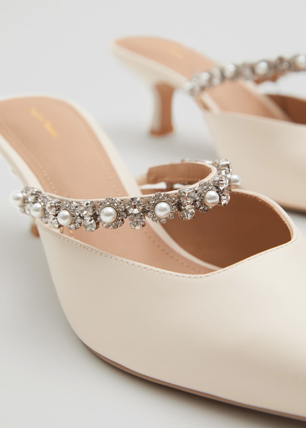 Mules à bouts pointus ornées de strass - {{variantName}} - Descriptive Detail