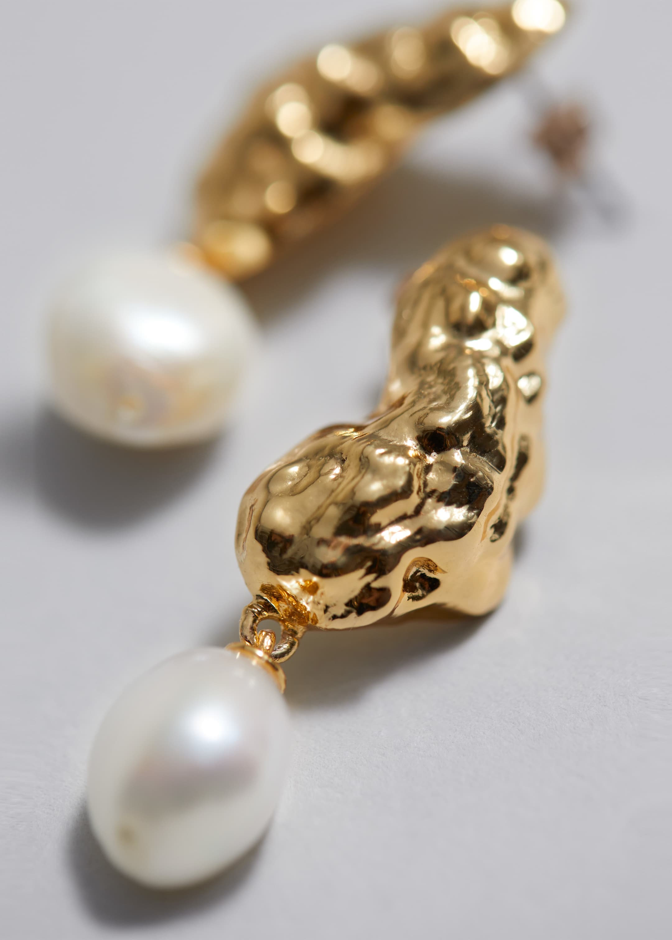 Grotere afbeelding bekijken: Gemodelleerde oorbellen met parel - Goud/parels - DAMES | H&M NL 1