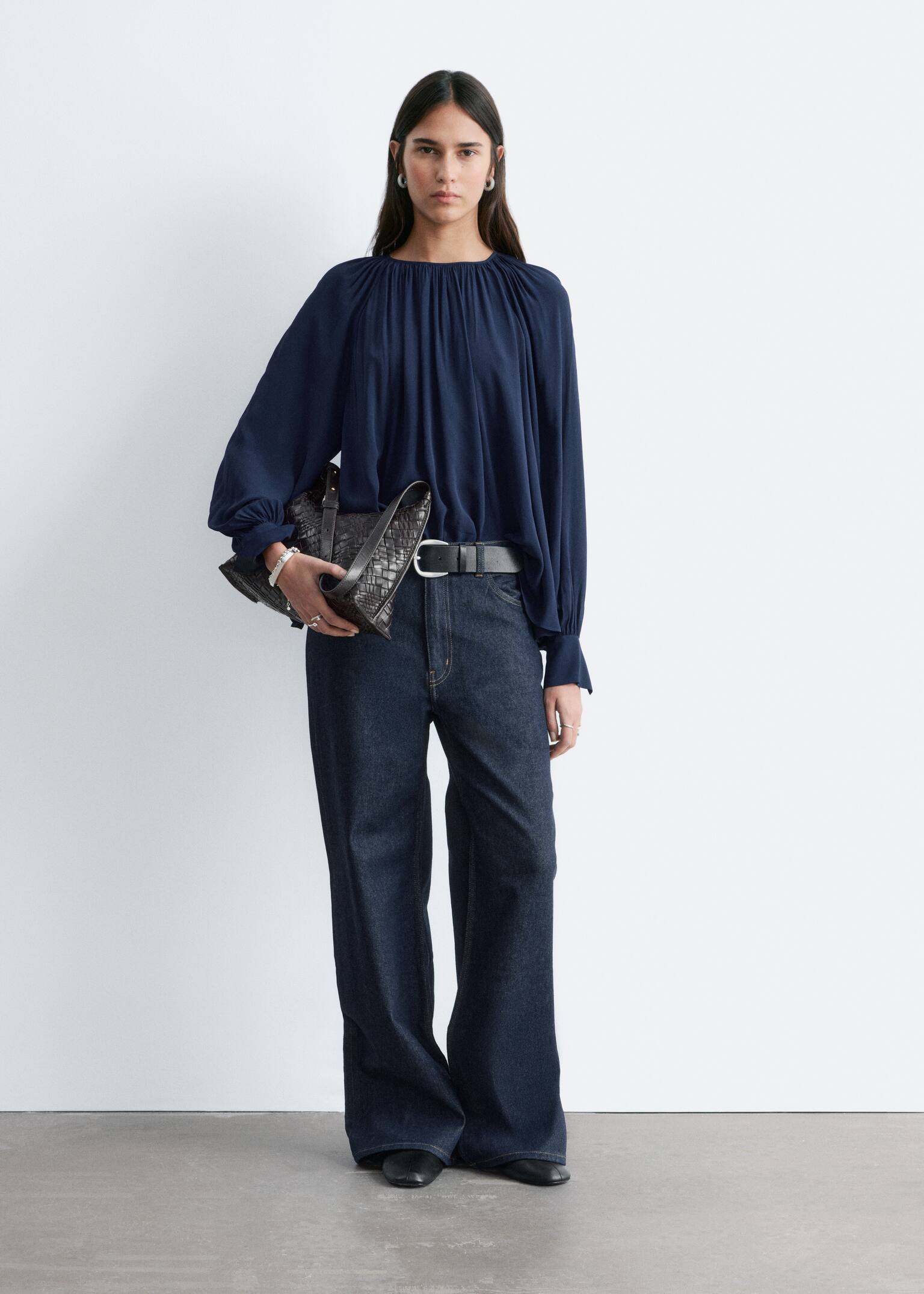 Bluse med ballonærmer - Mørkeblå/Sort polkaprikker - 5