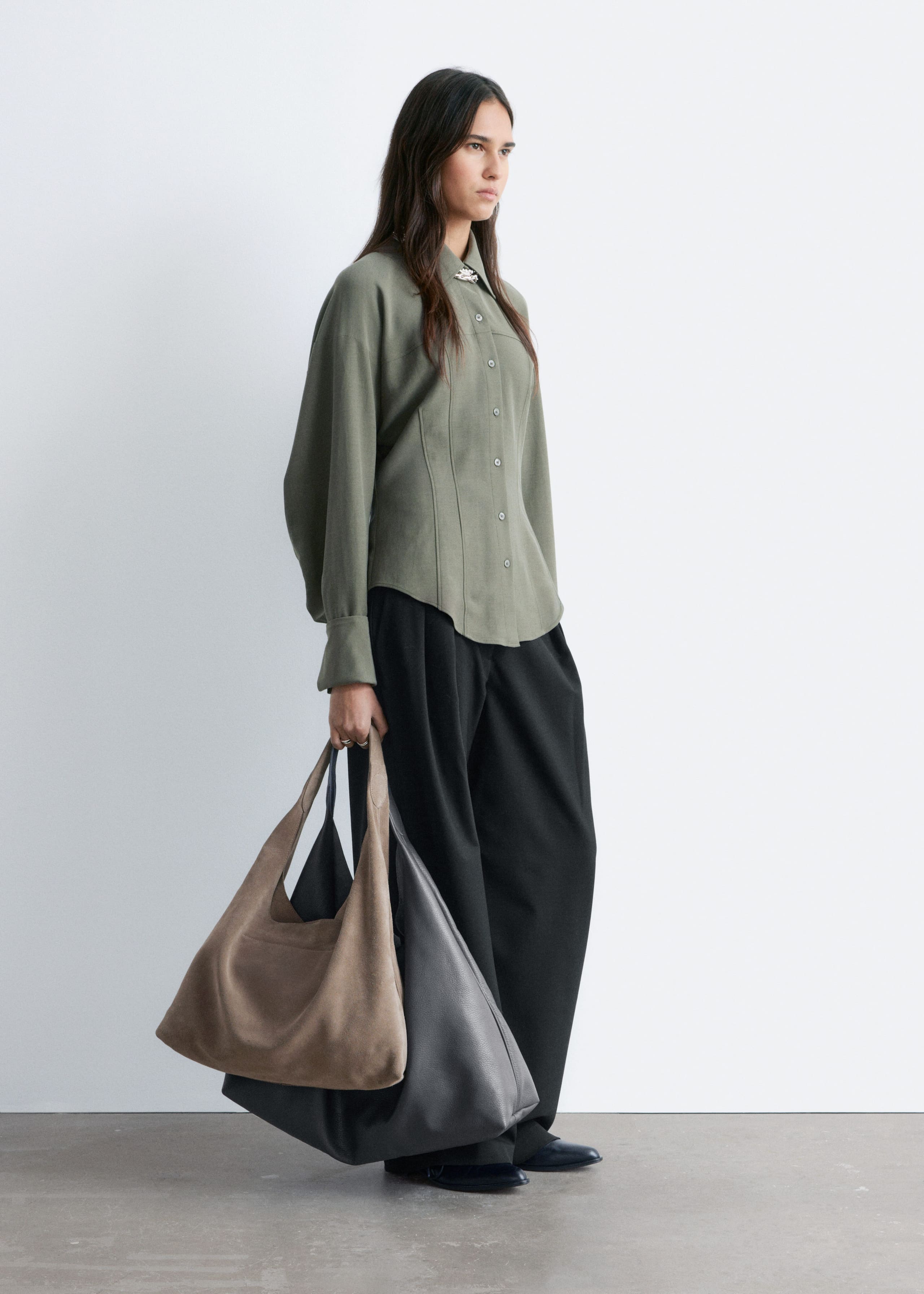 Camicia affusolata con maniche a palloncino - Verde kaki scuro - Lookbook