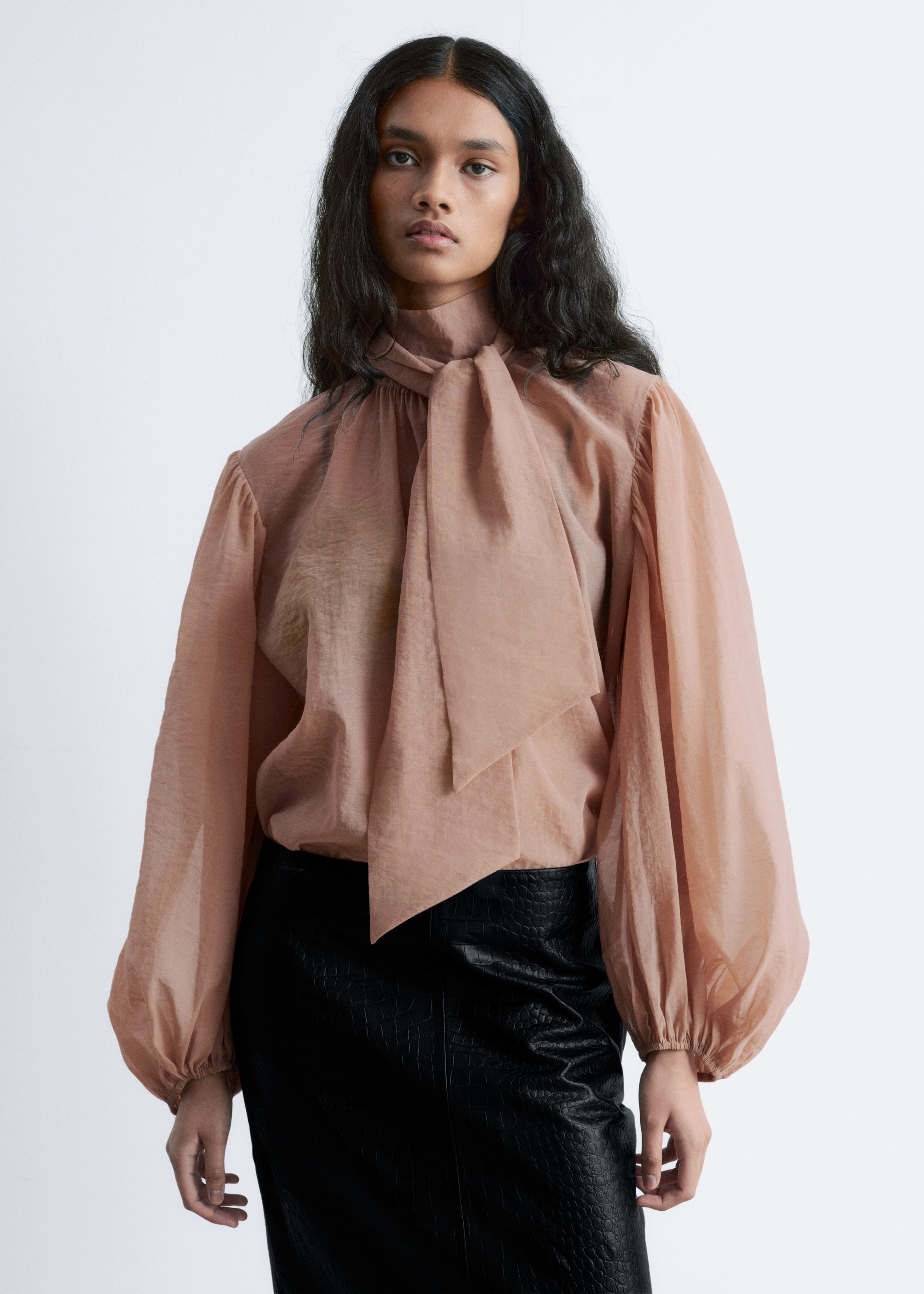 Image of Blusa con mangas abullonadas y detalle de lazo
