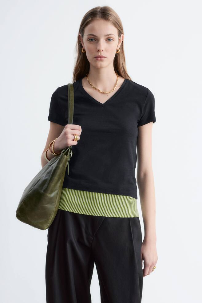 T-shirt in cotone con scollo a V - Nero/Bianco - 1