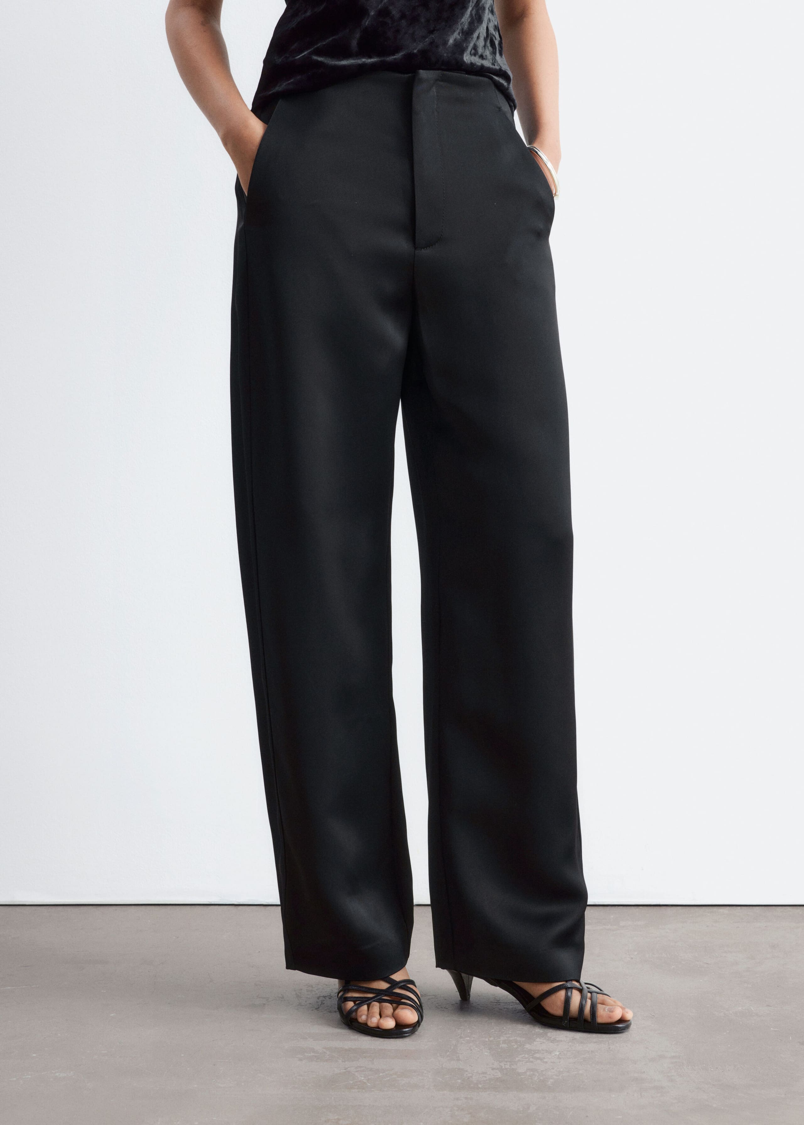 Relaxed Barrel Trousers - Black - Lookbook