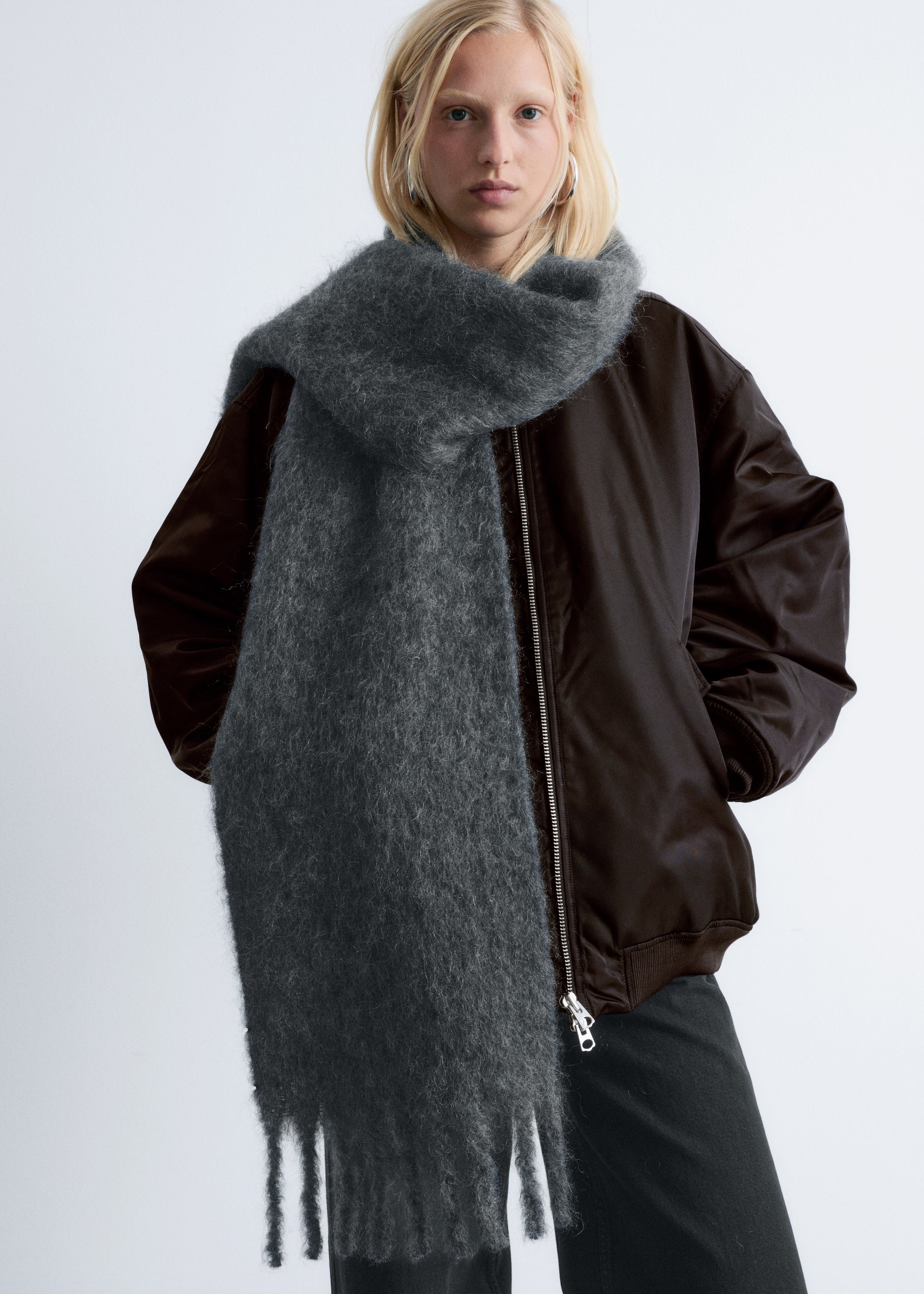 Näytä suurempi kuva: Suuri mohairsekoitehuivi - Meleerattu tummanharmaa - NAISET | H&M FI 1