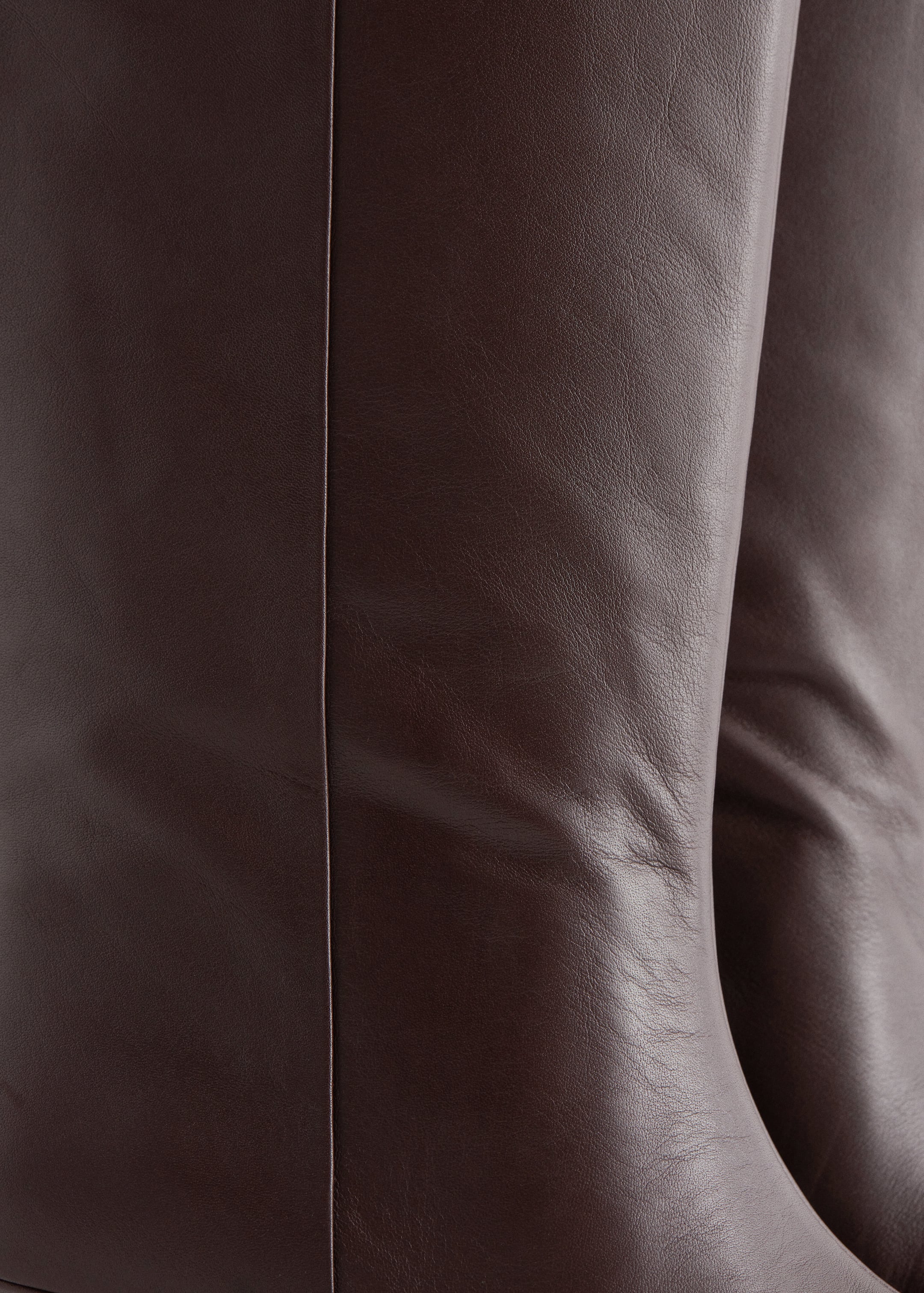 Visa större bild: Knähöga boots i läder med taxklack - Mörkbrun - DAM | H&M SE 4