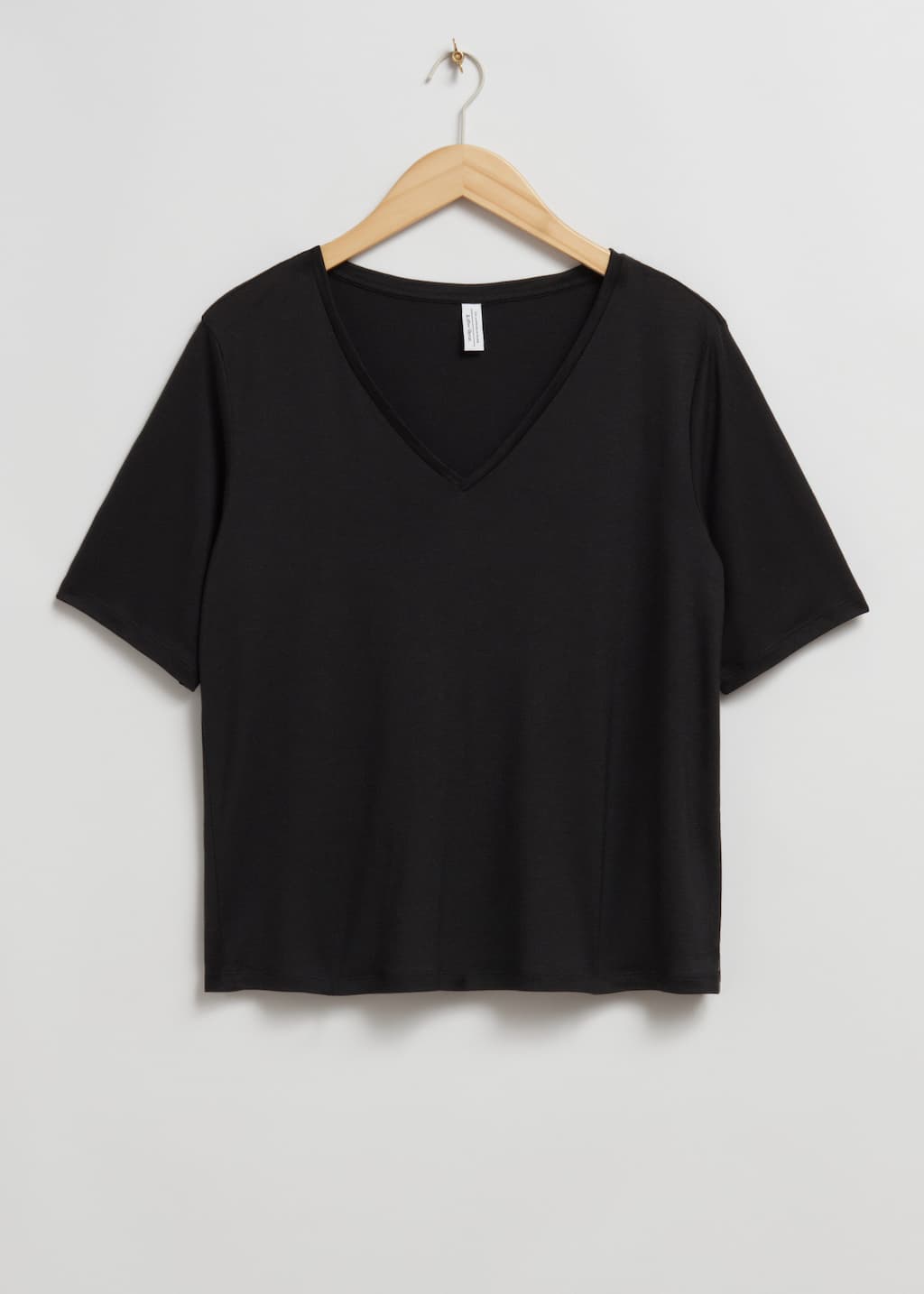 CrossoverV-NeckT-Shirt - Black - Bodegón