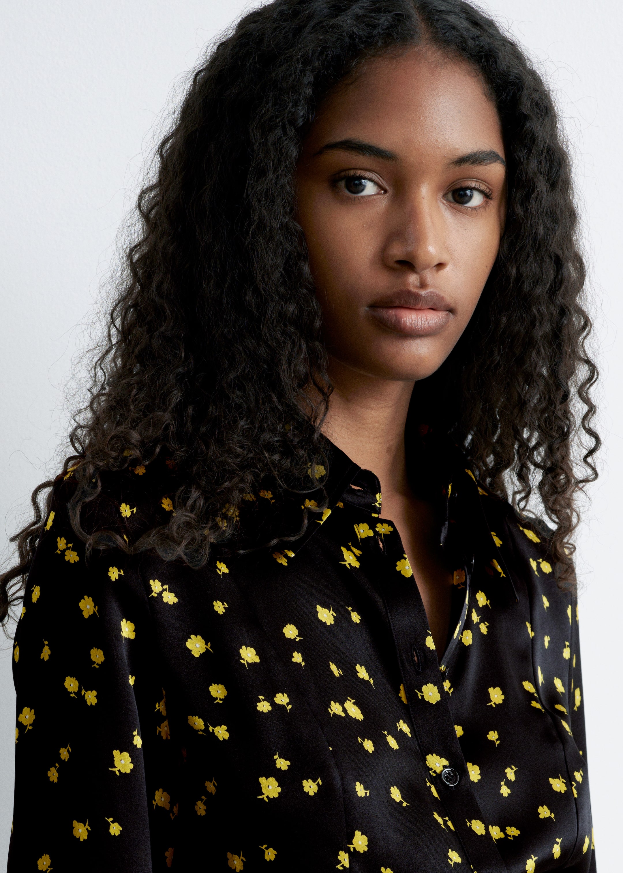 Grösseres Bild ansehen: Schmal zulaufendes Seidenhemd - Schwarz/Geblümt - DAMEN | H&M CH 1