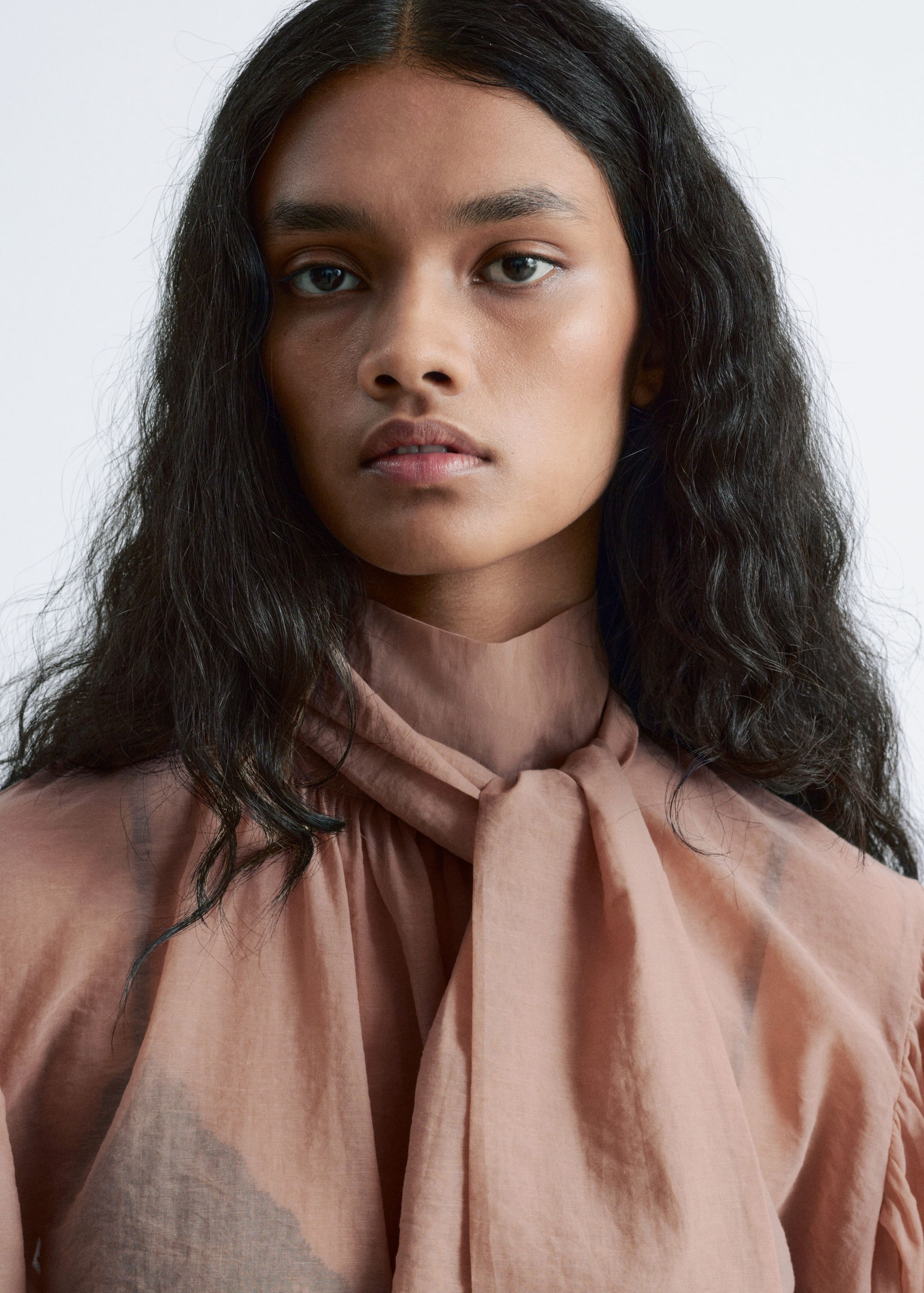 Image of Blusa con mangas abullonadas y detalle de lazo