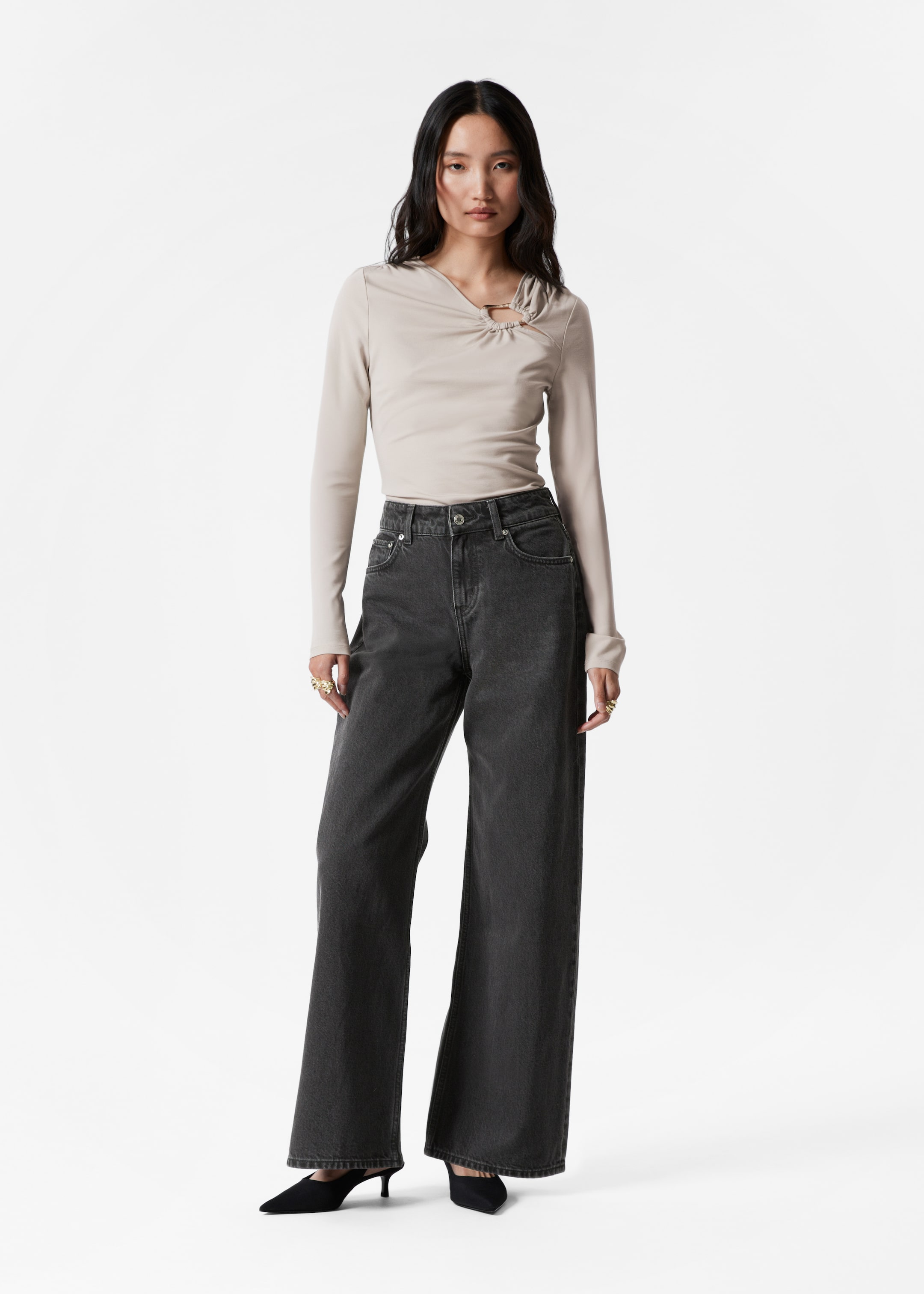Visa större bild: Rynkad topp med spänne - Beige - DAM | H&M SE 3