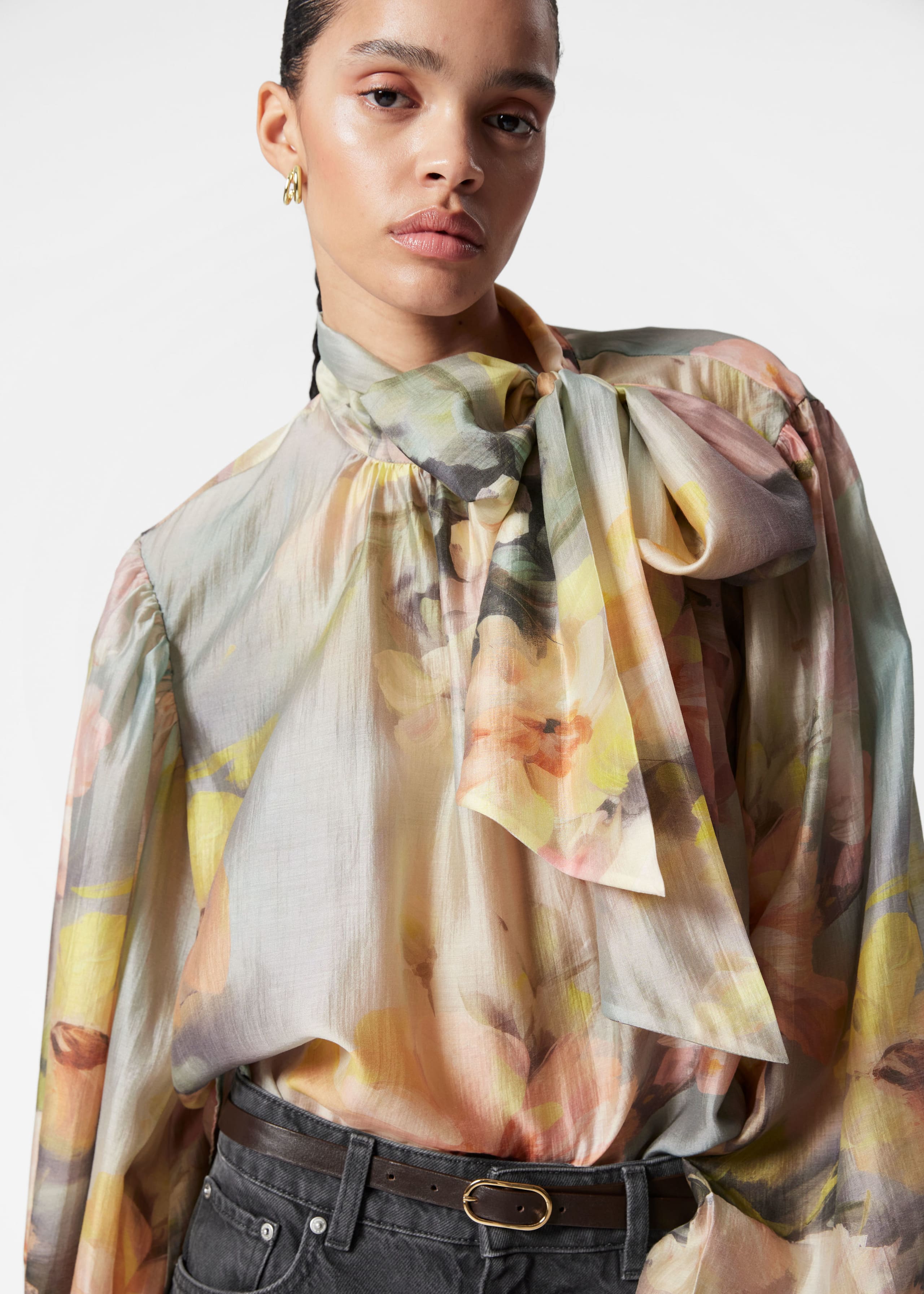 Blusa con dettaglio fiocco e maniche a sbuffo - Beige - Lookbook