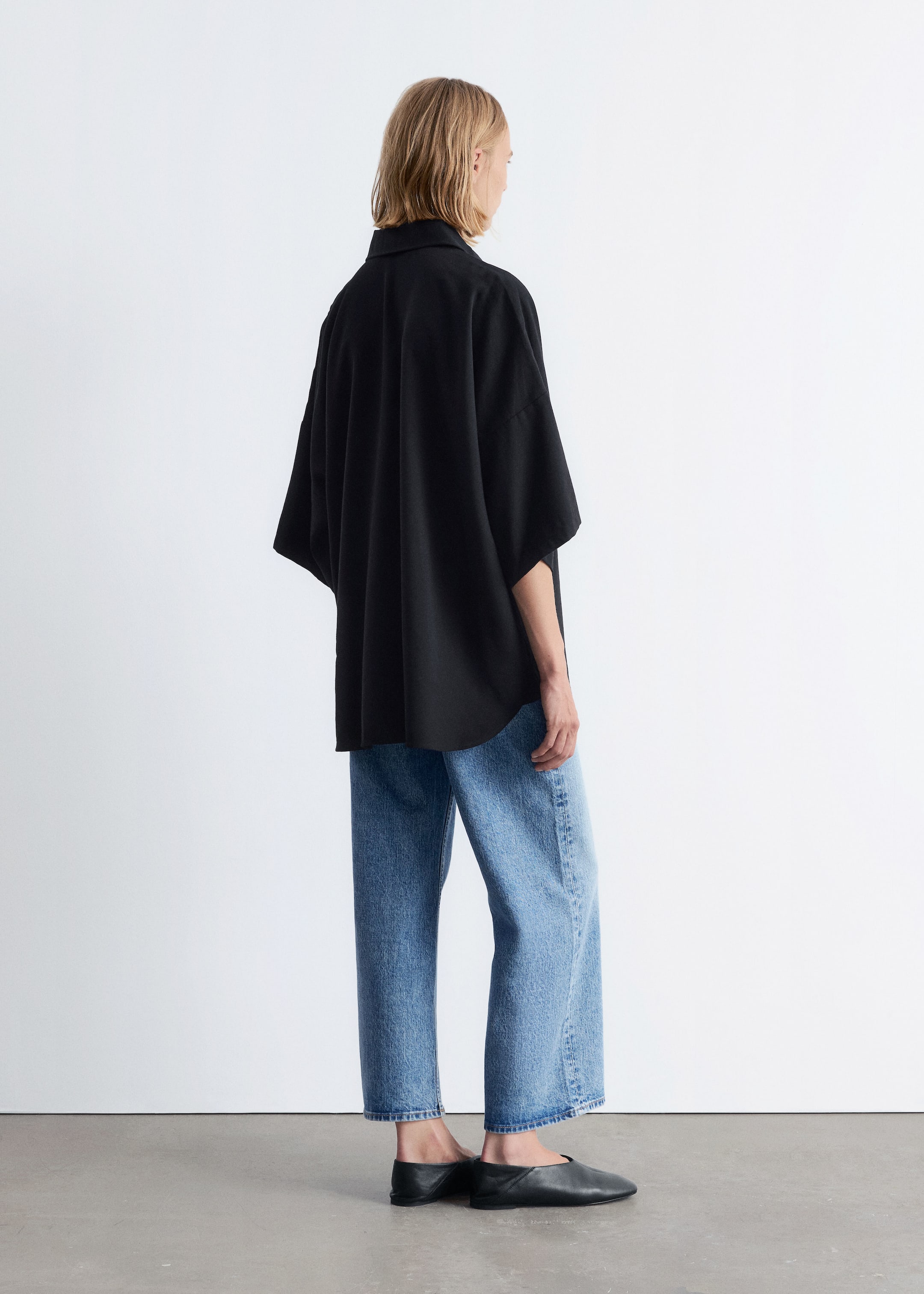 Näytä suurempi kuva: Ylisuuri 1/4-hihainen kauluspaita - Musta - NAISET | H&M FI 5