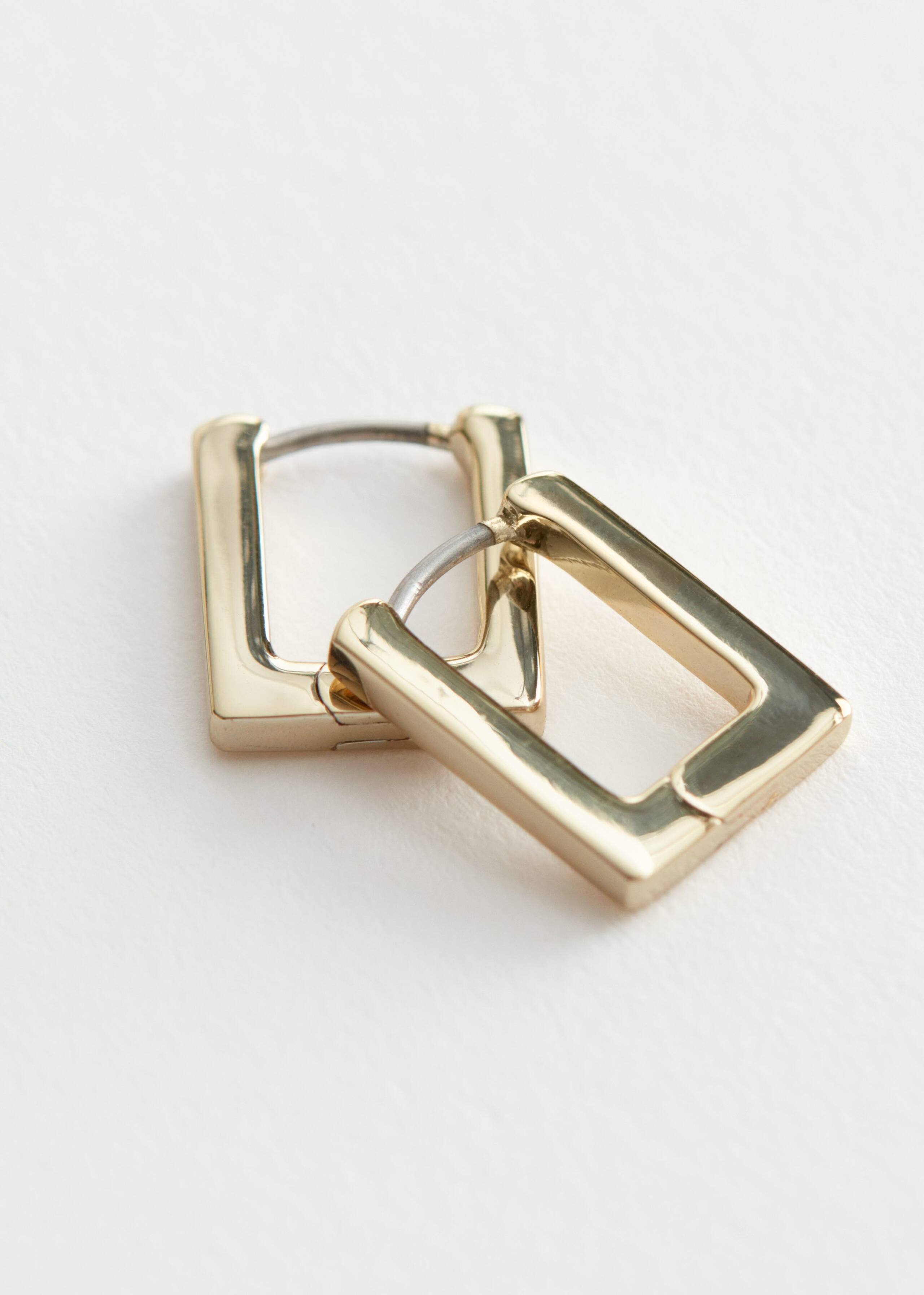 Rectanglular Hoop Earrings - {{variantName}} - Detalle descriptivo