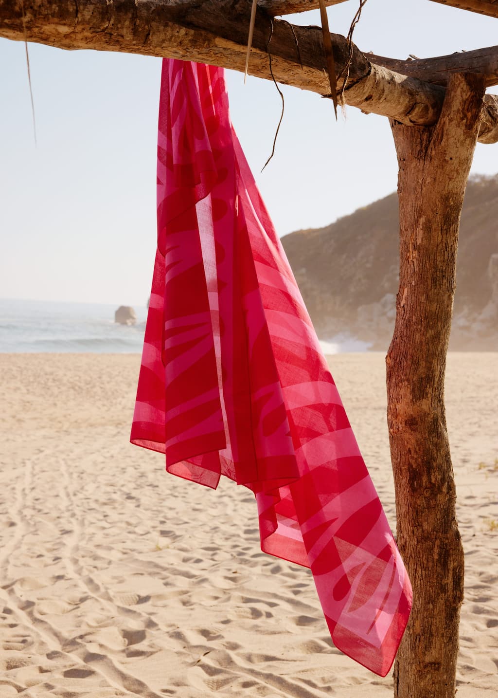 Image of Pareo de gasa de algodón con estampado de hojas