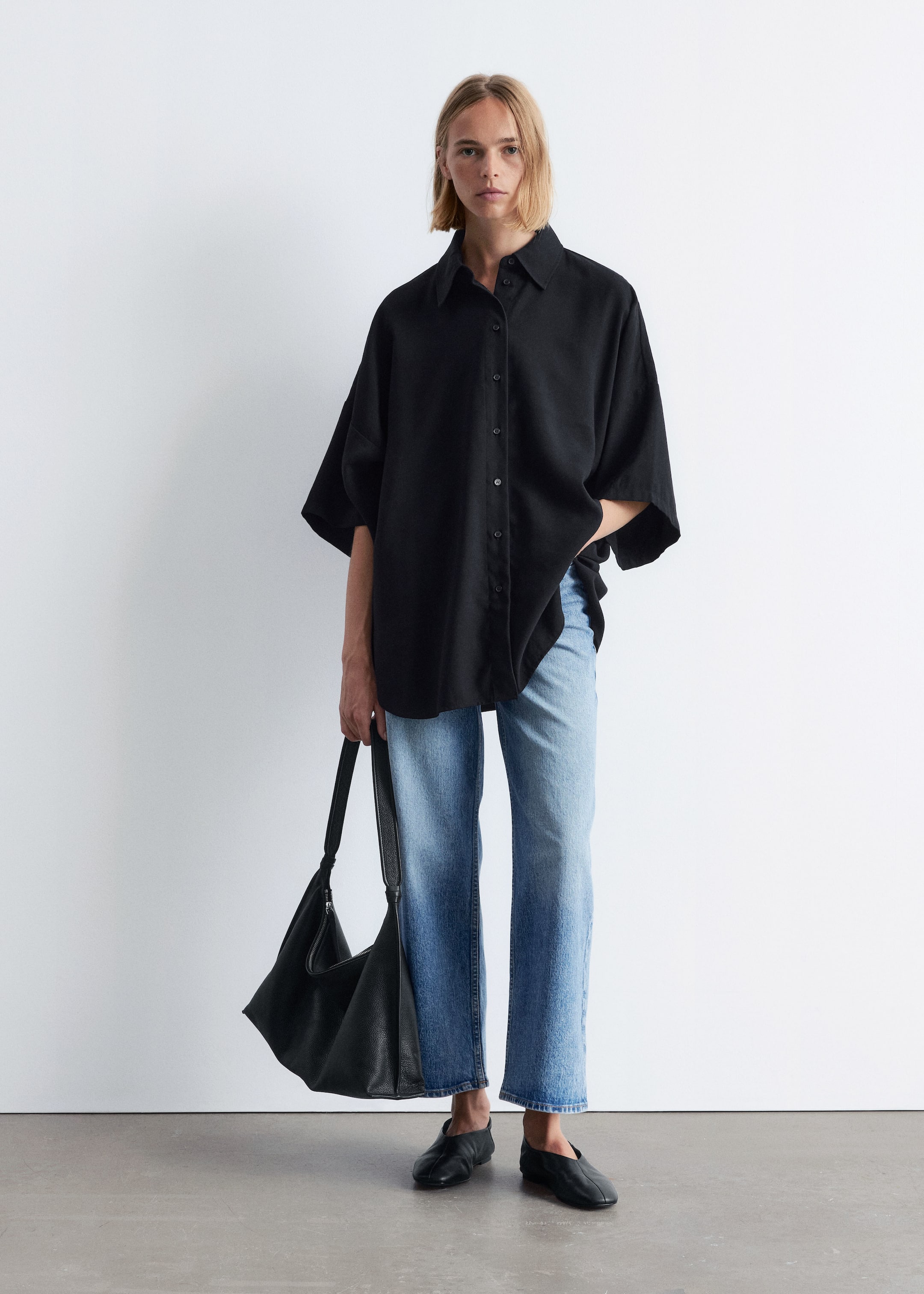 Näytä suurempi kuva: Ylisuuri 1/4-hihainen kauluspaita - Musta - NAISET | H&M FI 2
