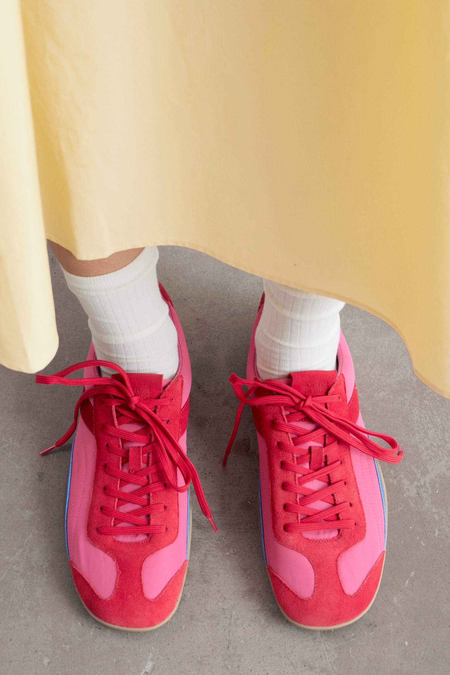 נעלי סניקרס עור מינימליסטיים - אדום/ורוד - 4